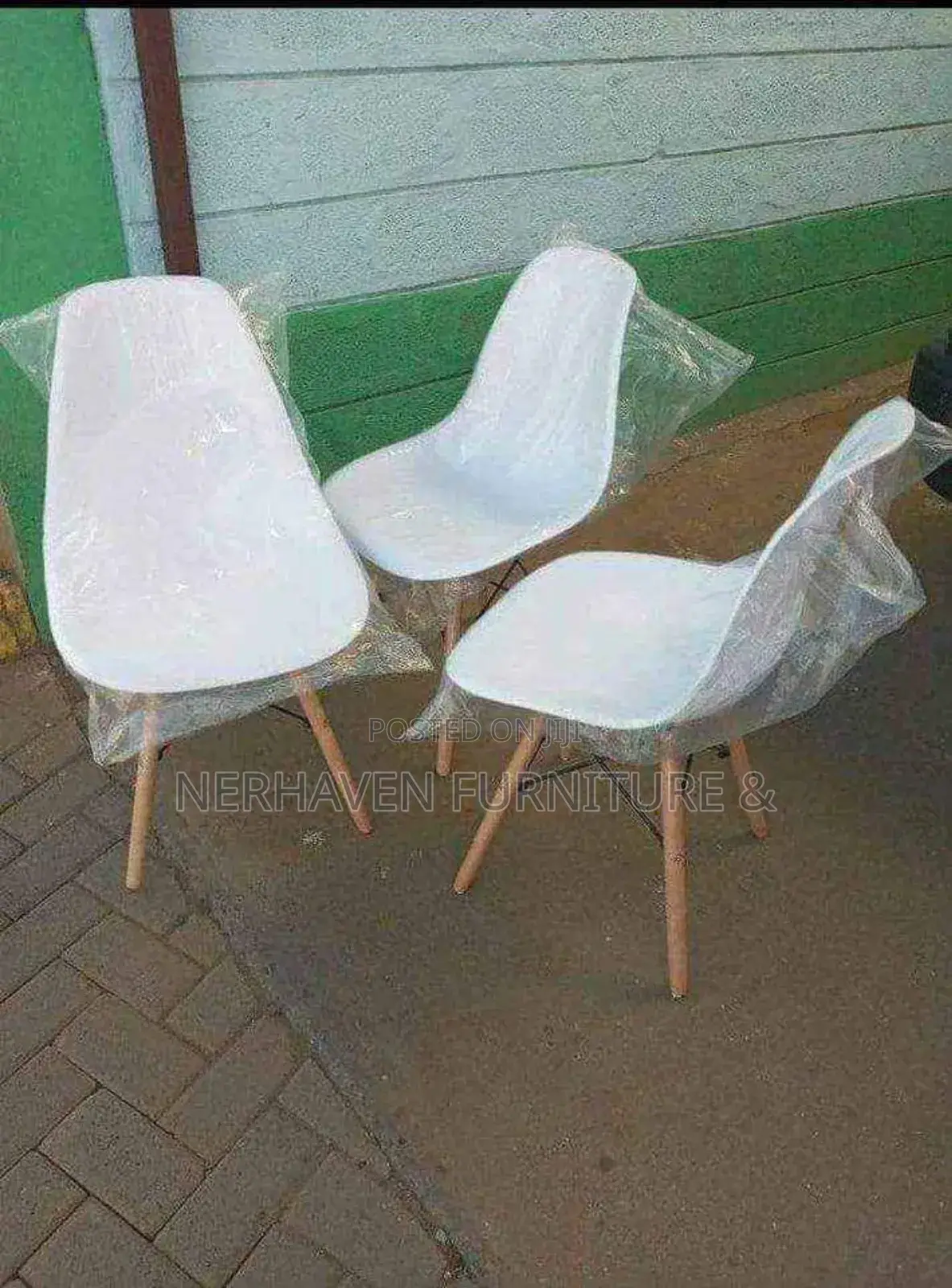 Stylish Eames Chair for Café, Restaurant Home