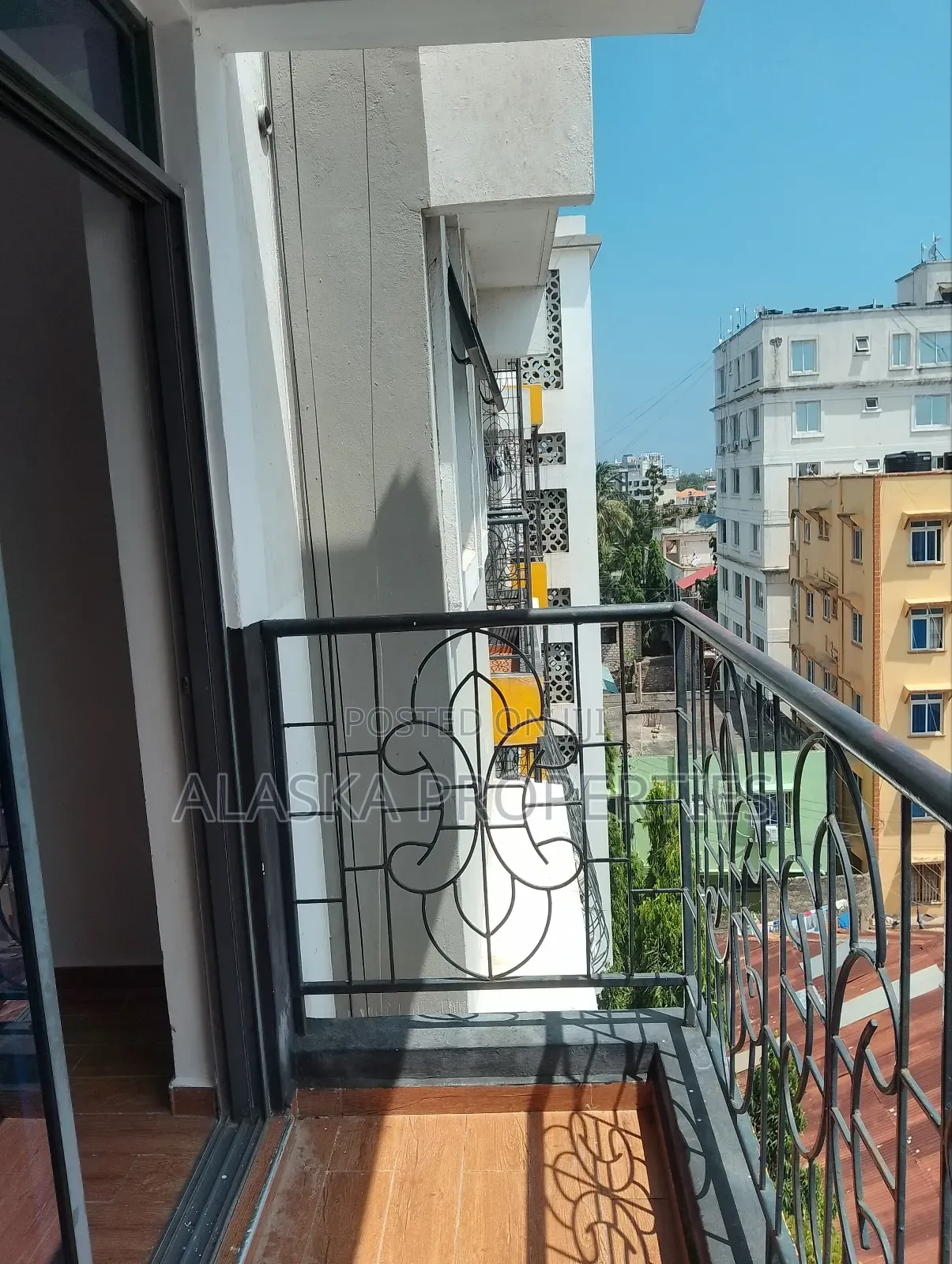 3bdrm Apartment in Beach Road Gichaga, Nyali for sale
