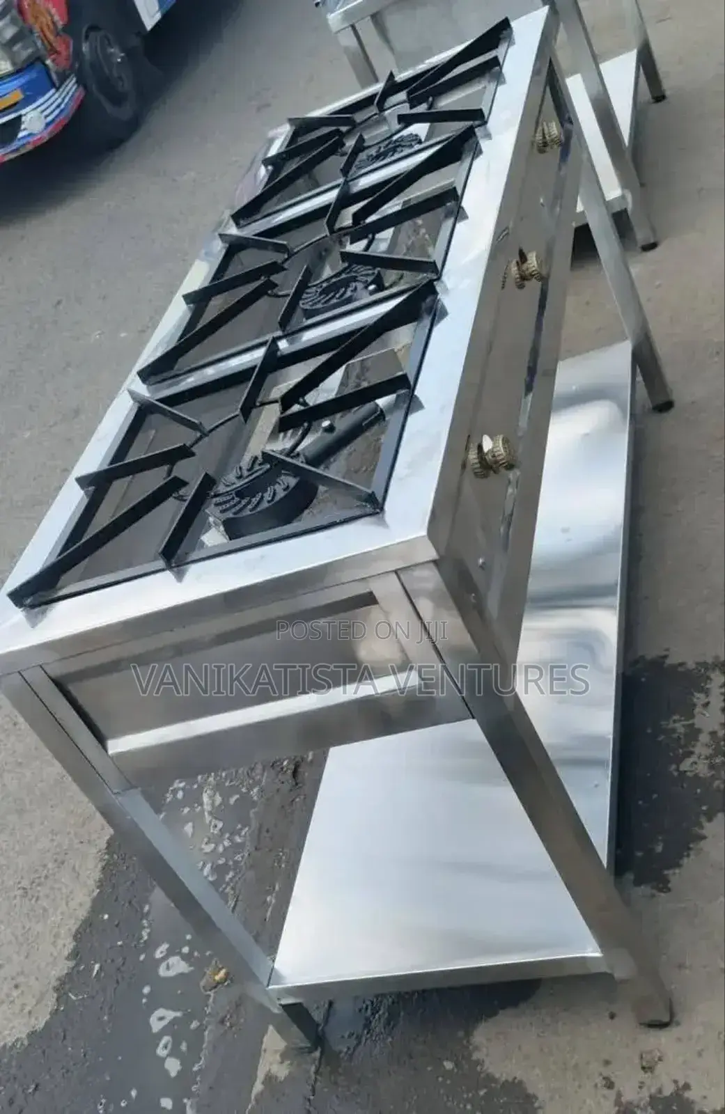 Top-Class 3-Burner Gas Cooker for Professional Home Kitchens 
