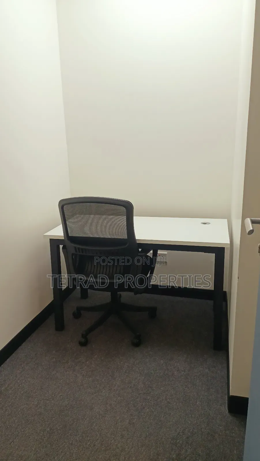 1-2 Desks Furnished Office Near Nyayo Stadium ()