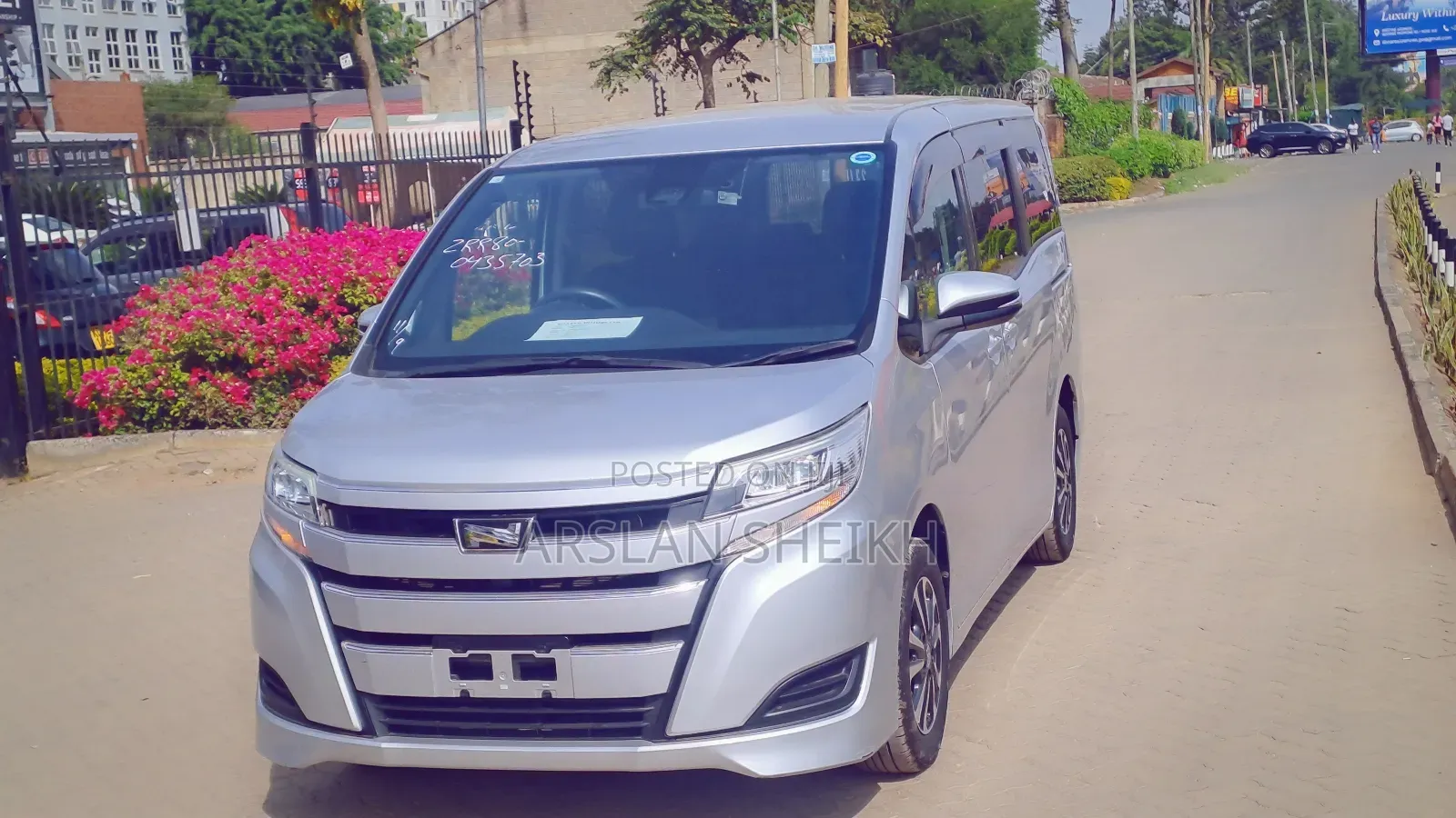 Toyota Noah 2018 Silver