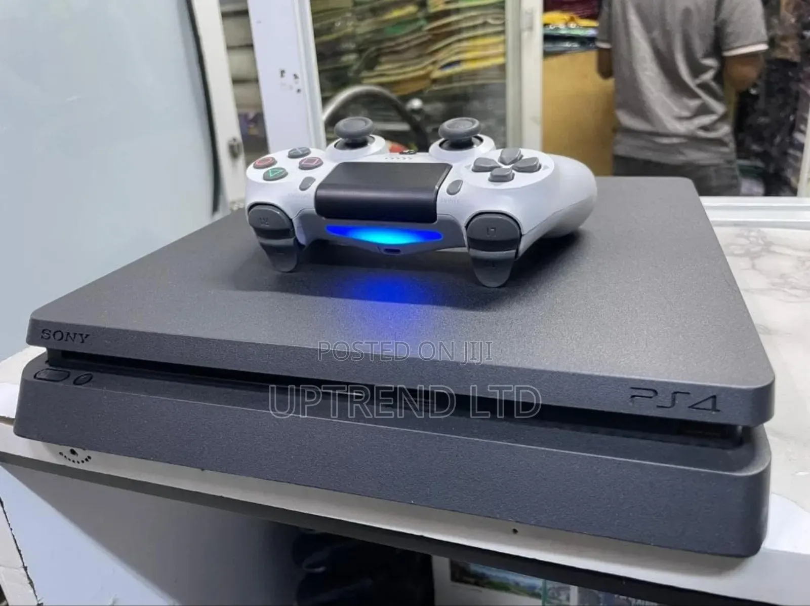 Clean With White Pad ,Playstation 4 Slim 500gb