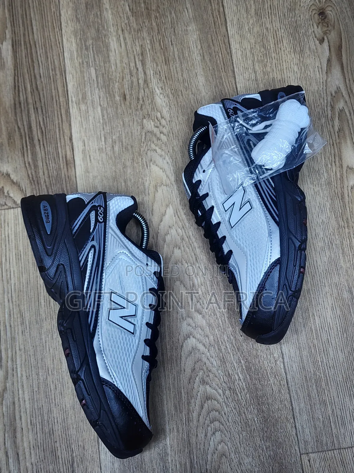 New Balance 509 Sneakers In A Black And White