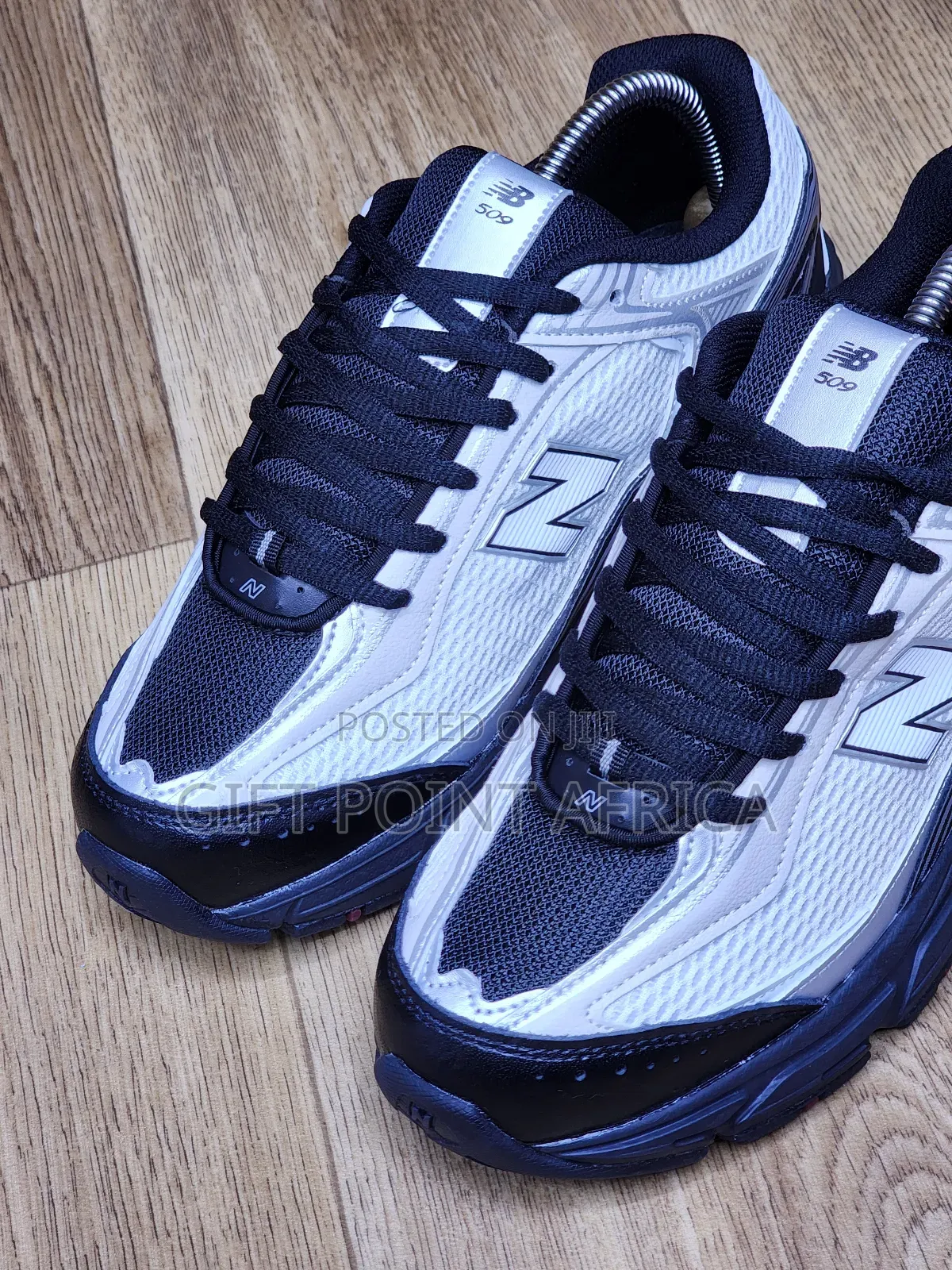 New Balance 509 Sneakers In A Black And White