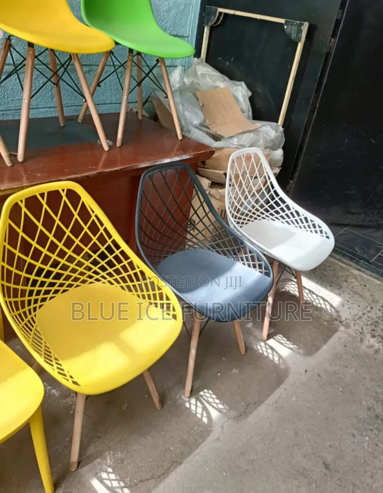 Mmeshback Eames Chair