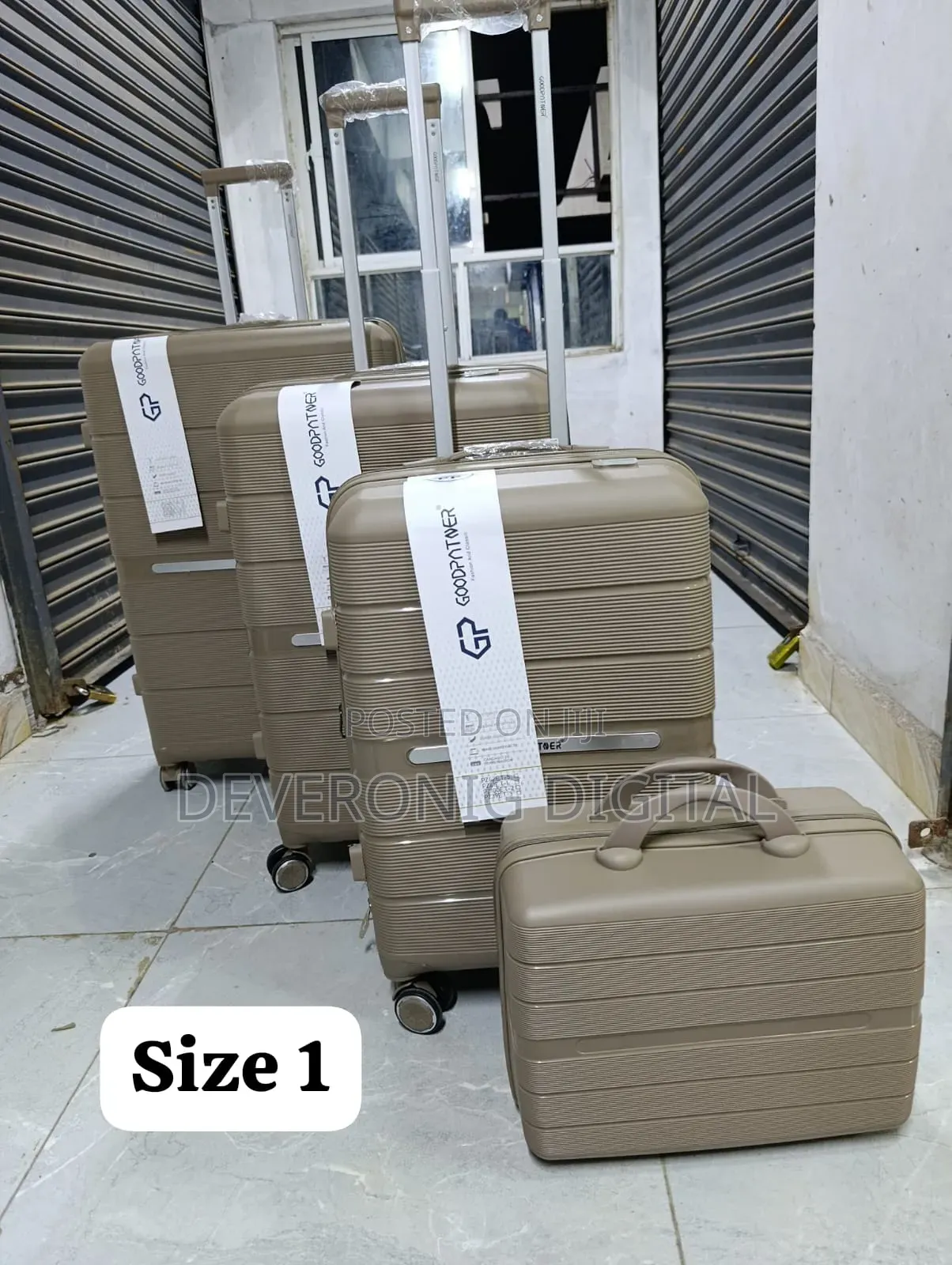 *4 in 1 Luxurious Unbreakable Suitcase