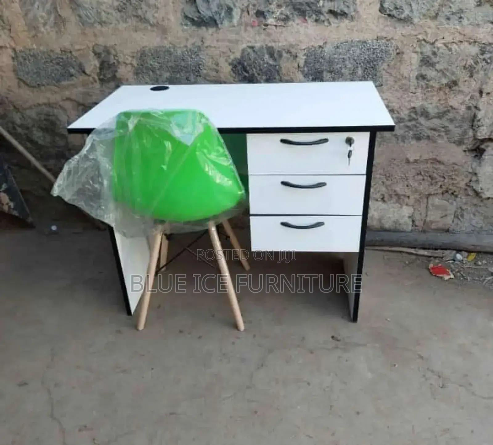 0.9m White Office Desk and Eames