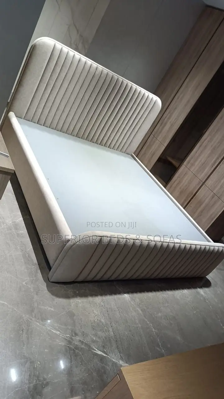 5x6 Chic Cream Retreat Chester Bed