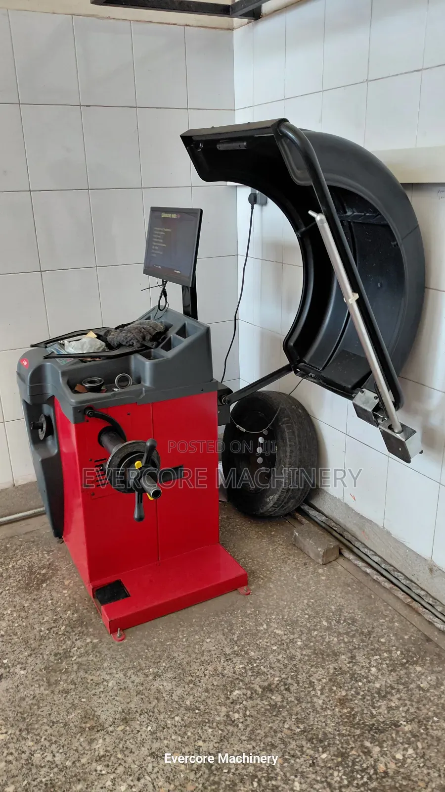 Heavy Duty Computerized Wheel Balancing Machine.