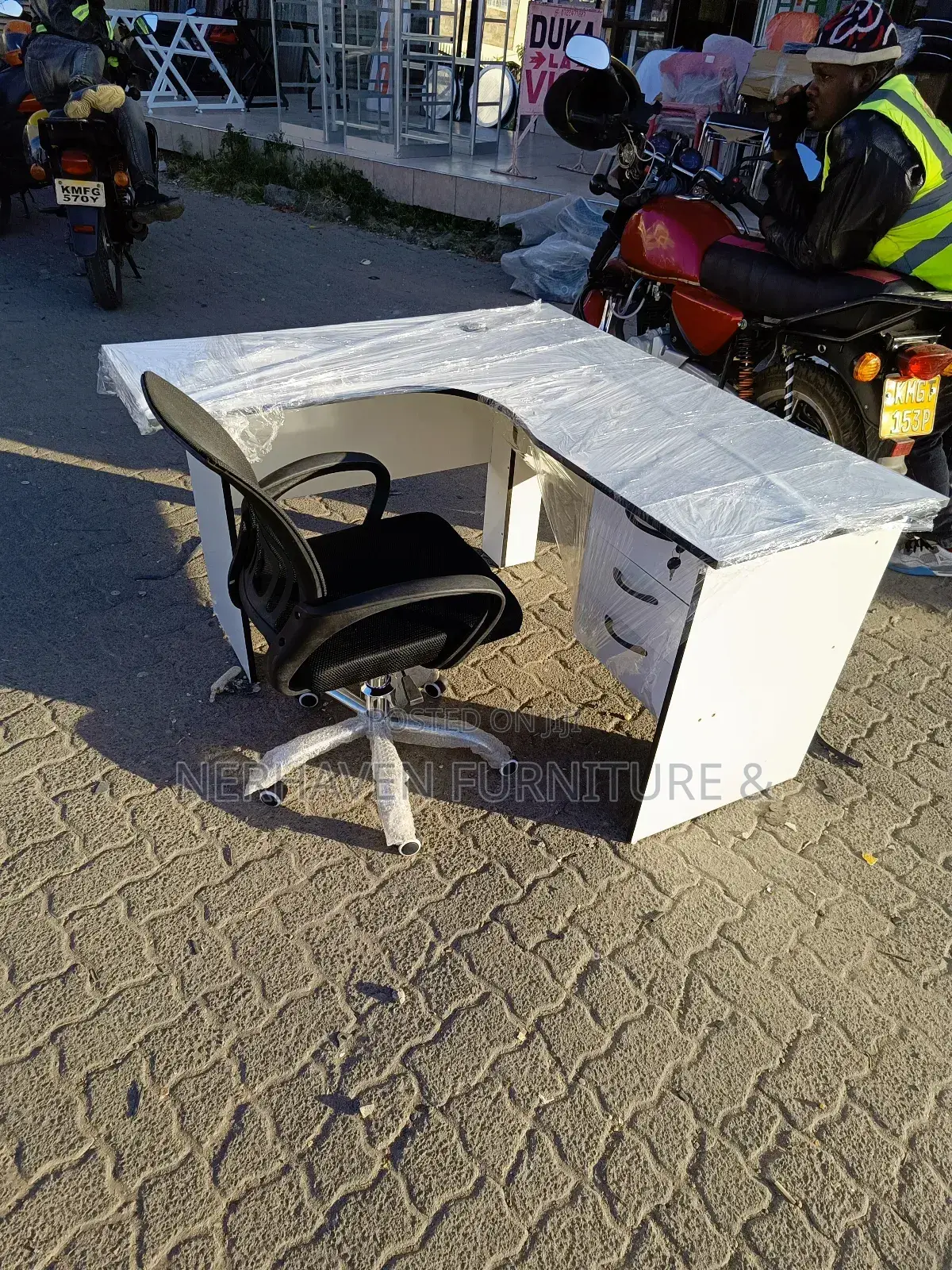 Modern L-Shape Office Desk – Space Saving Corner Workstation