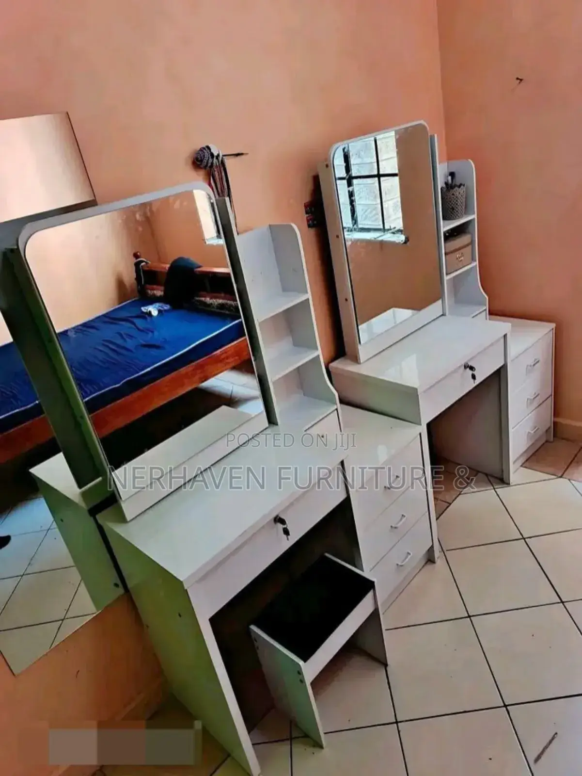 Dressing Table With Mirror Storage Drawers – Modern Design