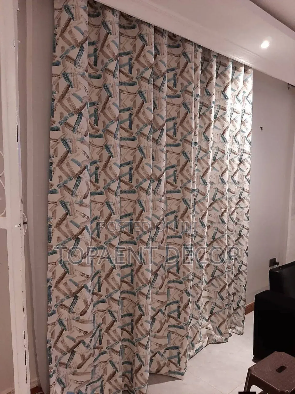 Style Your Living Room Window Effortlessly With Elegant Window Curtain