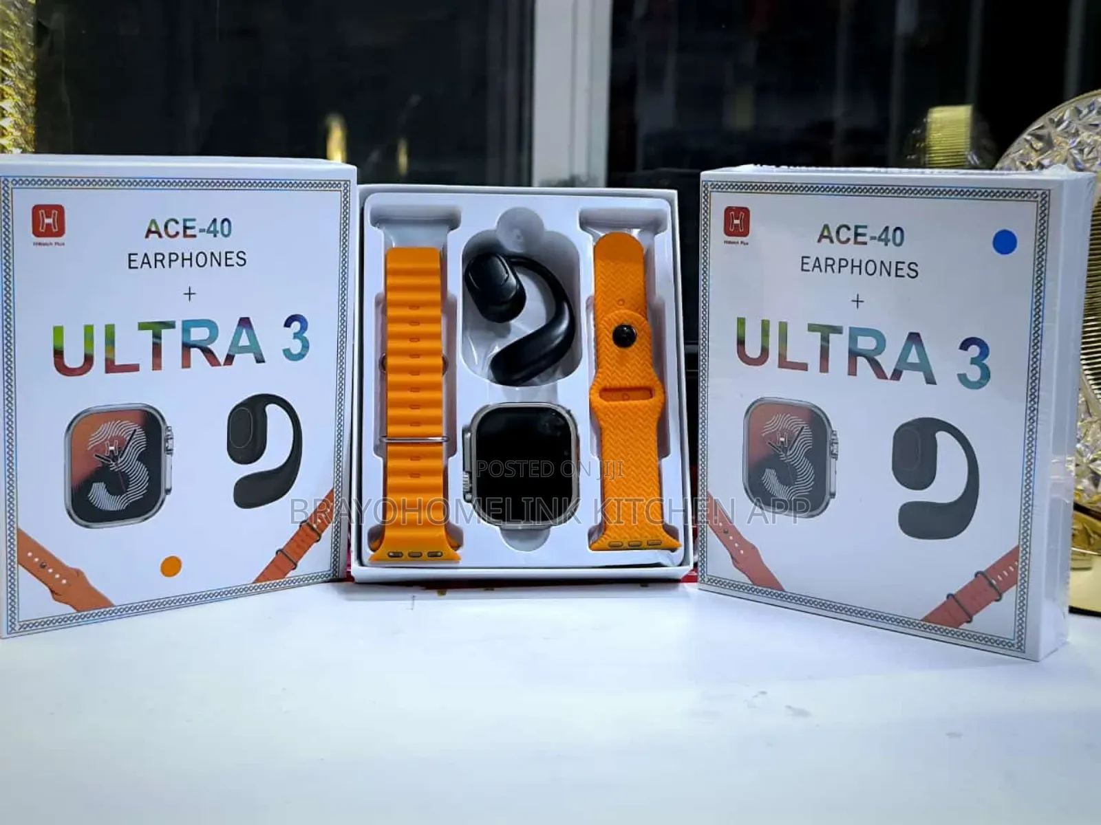 *Ultra 3' / Ace 40*
- 2 Straps.
- 1 Earpiece
- One Watch