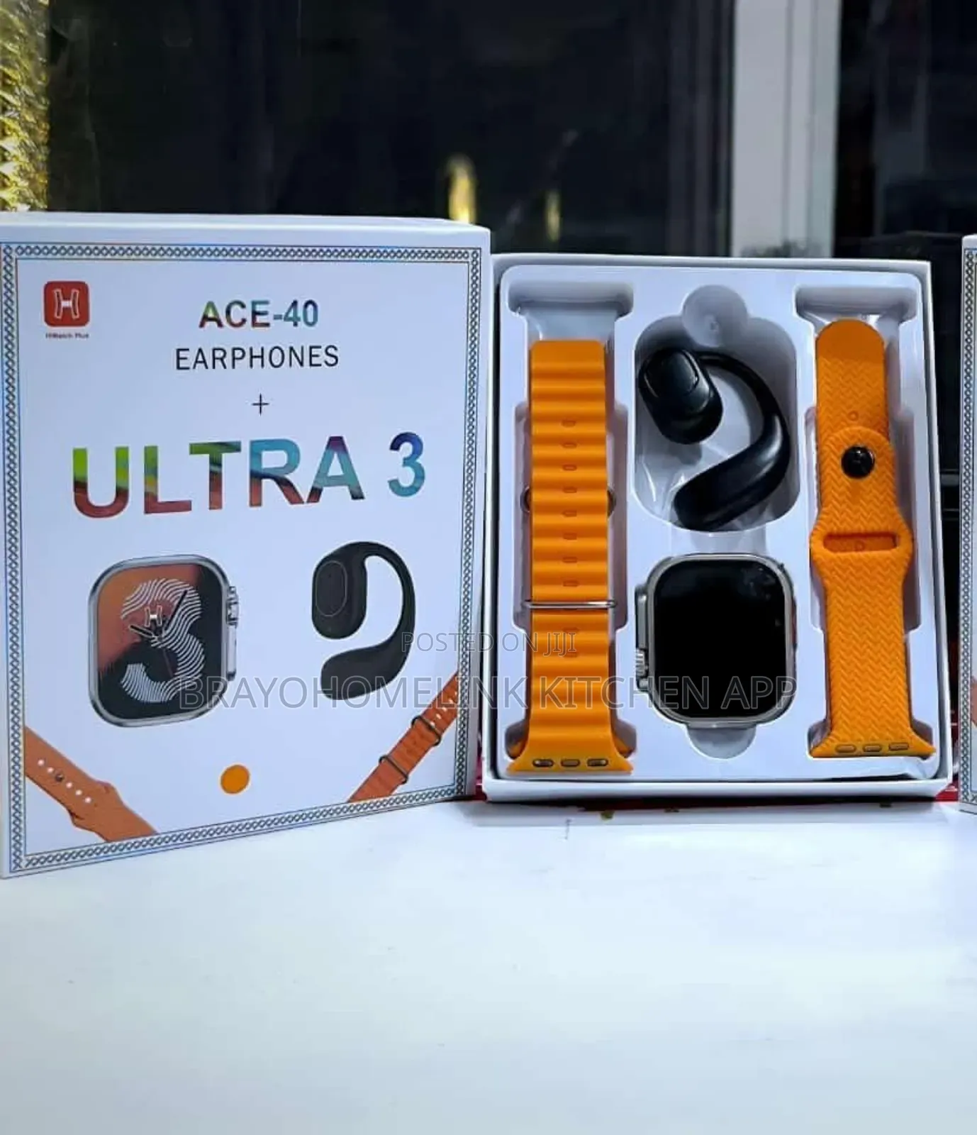 *Ultra 3' / Ace 40*
- 2 Straps.
- 1 Earpiece
- One Watch