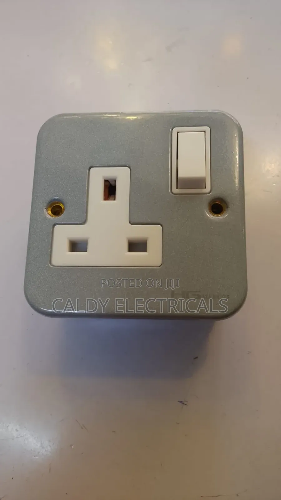 Single Metal Clad Switched Socket