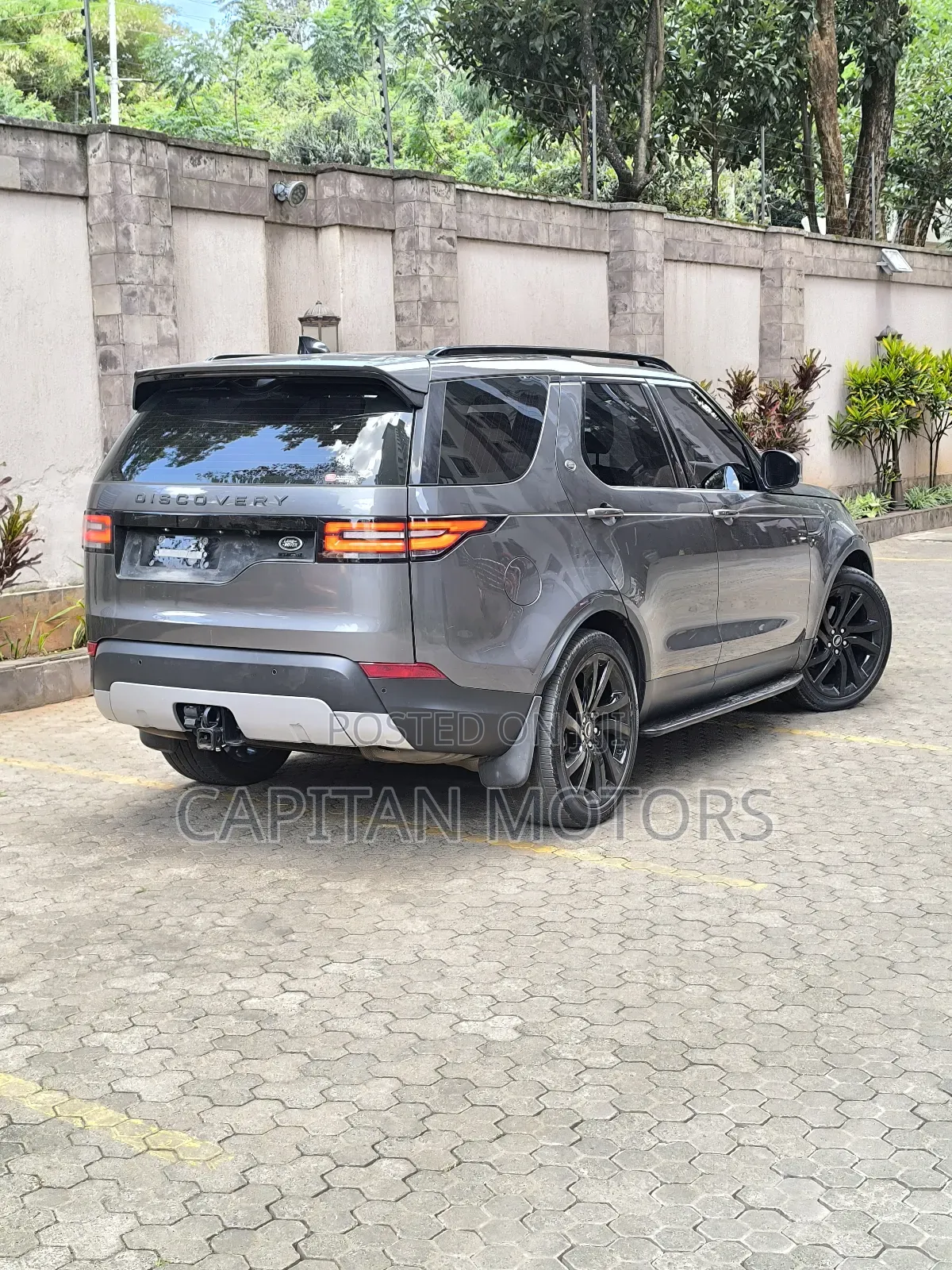 Land Rover Discovery HSE 4x4 2018 Gray