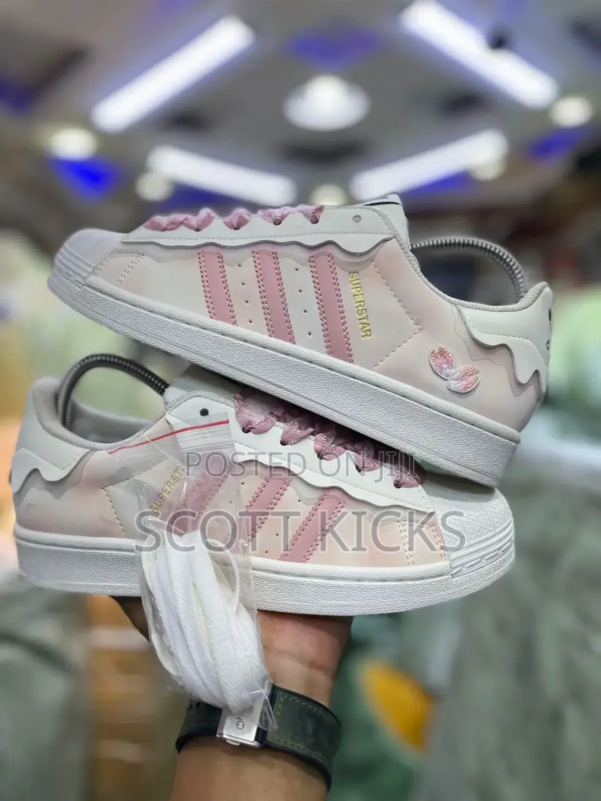 Adidas Superstar Cherry Blossom  
Q