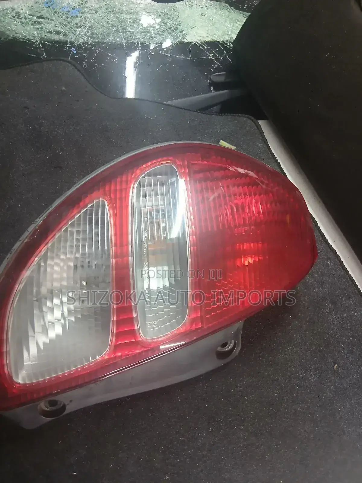 Toyota Duet/Daihatsu Sirion Left Tail Light (M100)