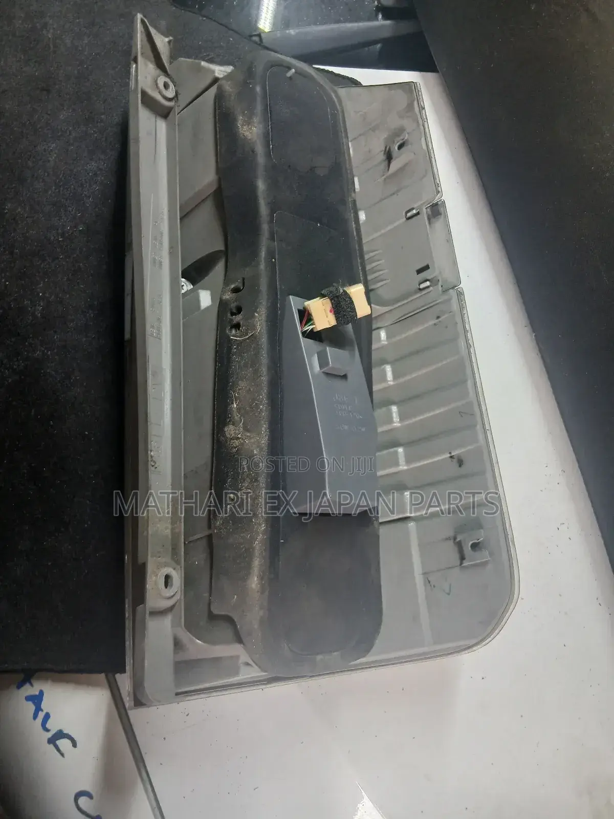 Toyota Voxy / Noah Azr60/Azr65 Left Tail Light (First Generation)