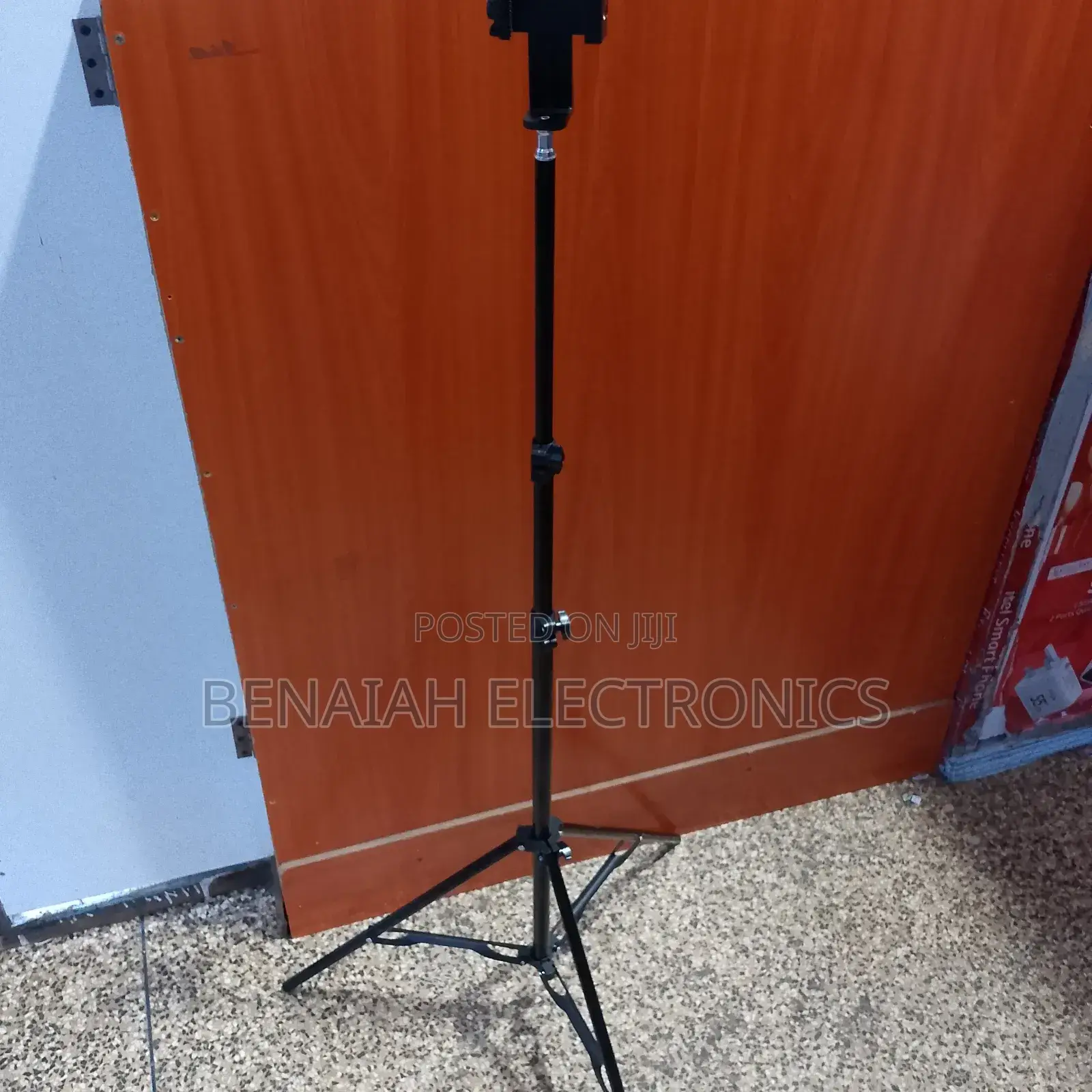 Good Tripod Stand 2 Meters Height and Firm Holder