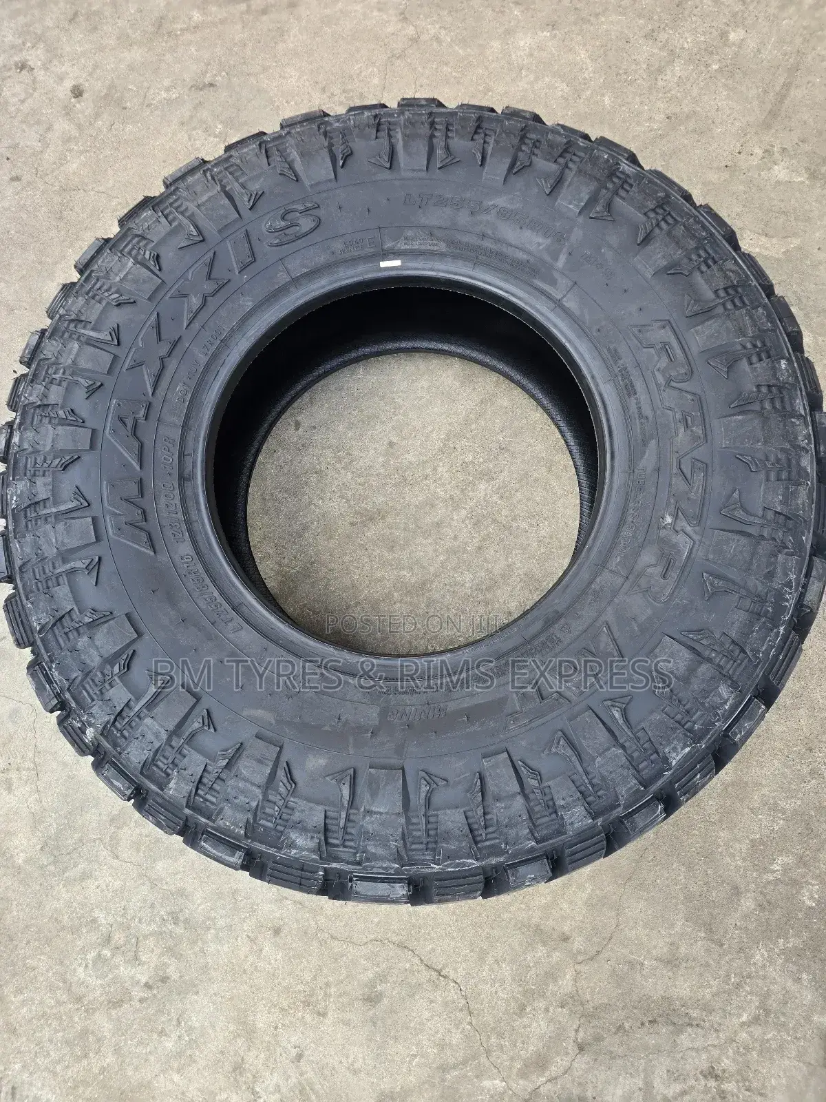 255 /85 R16 Maxxis (Mud Terrein) Thailand.
