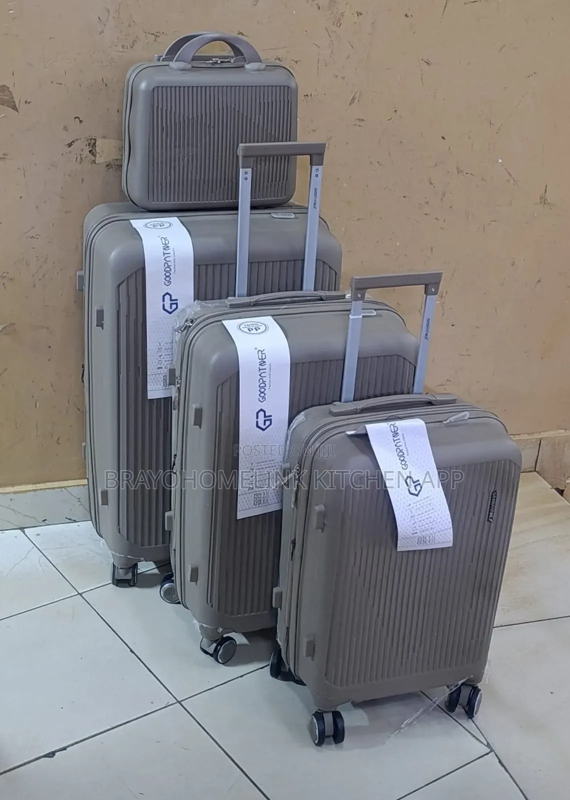 *4 in 1 Luxurious Unbreakable Suitcase