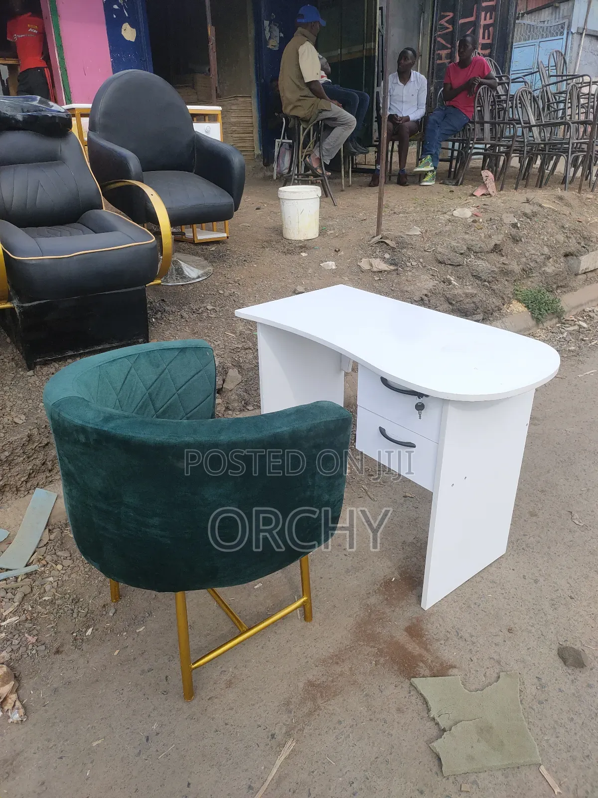 Manicure Seat & Table