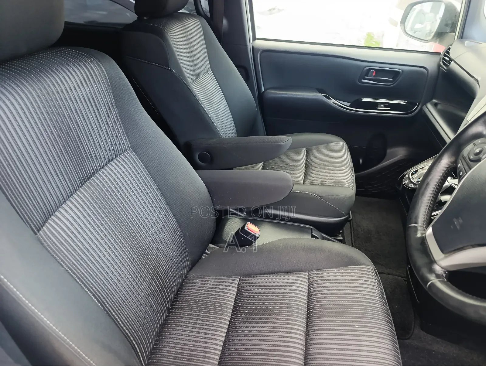 Toyota Noah 1.8 FWD Hybrid (7 seater) 2019 White