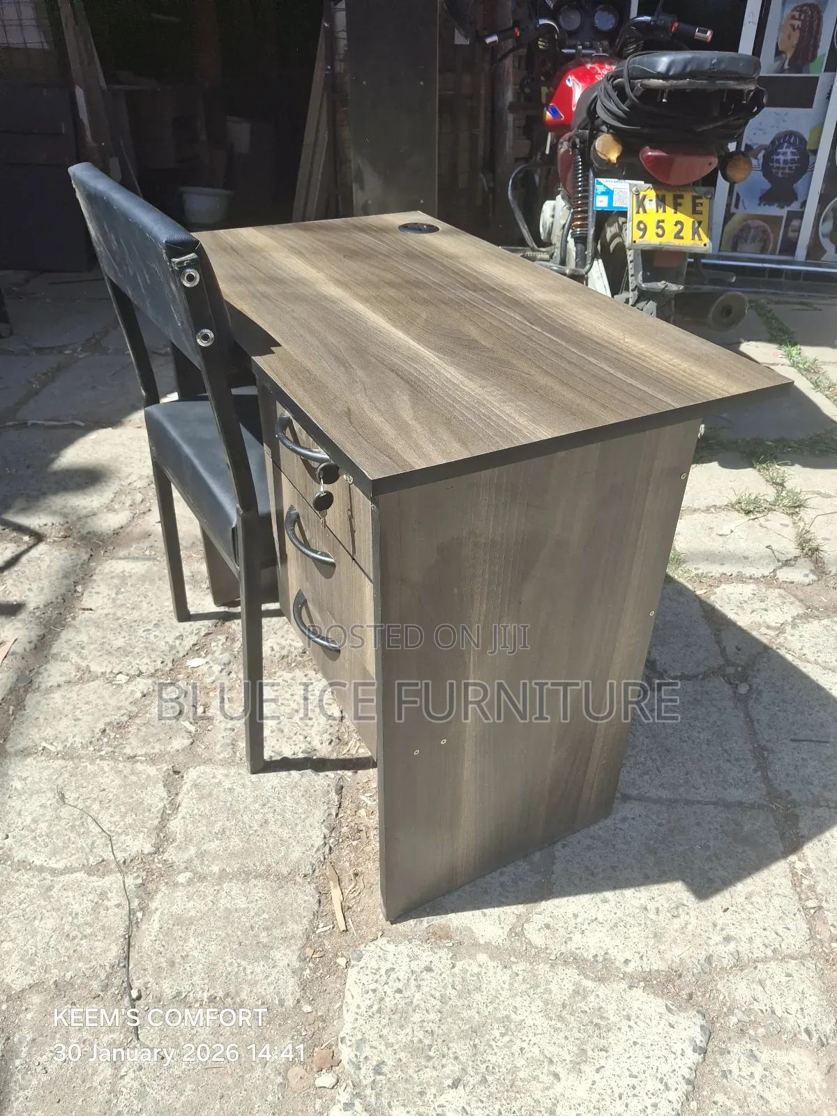 Offioffice Desk and Caterina Office Chair