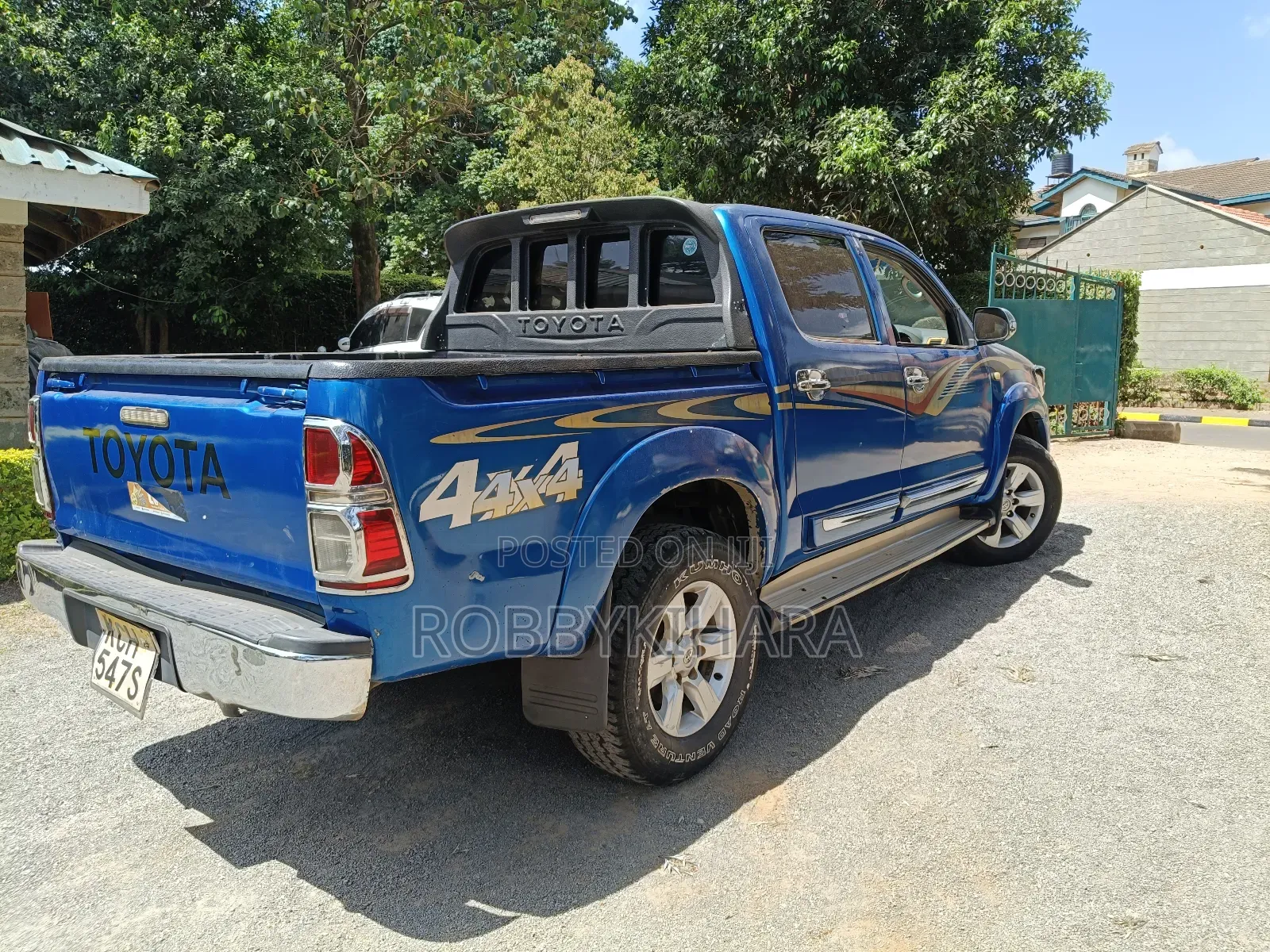 Toyota Hilux 2010 Blue