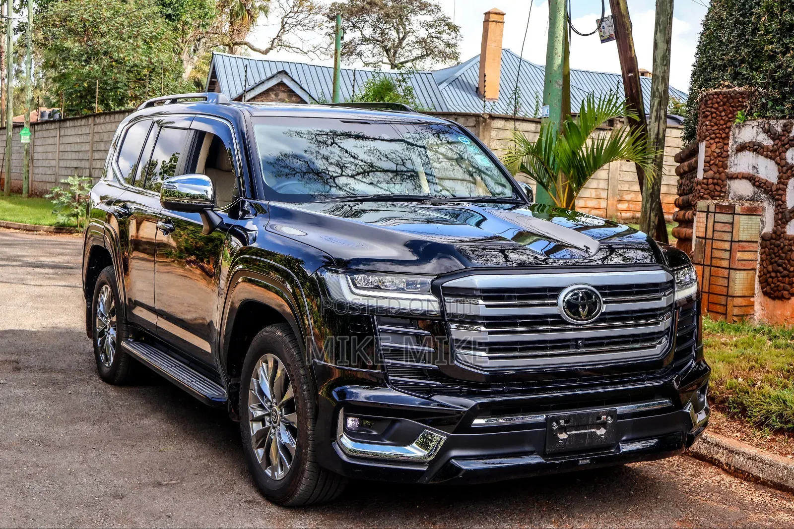Toyota Land Cruiser LC300 2023 Black