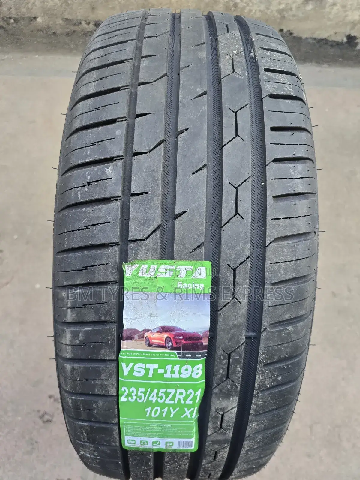 235 /45 R21 Yusta.