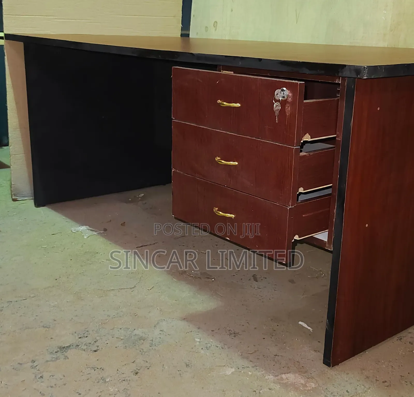 An Executive Office Desk 1800x900