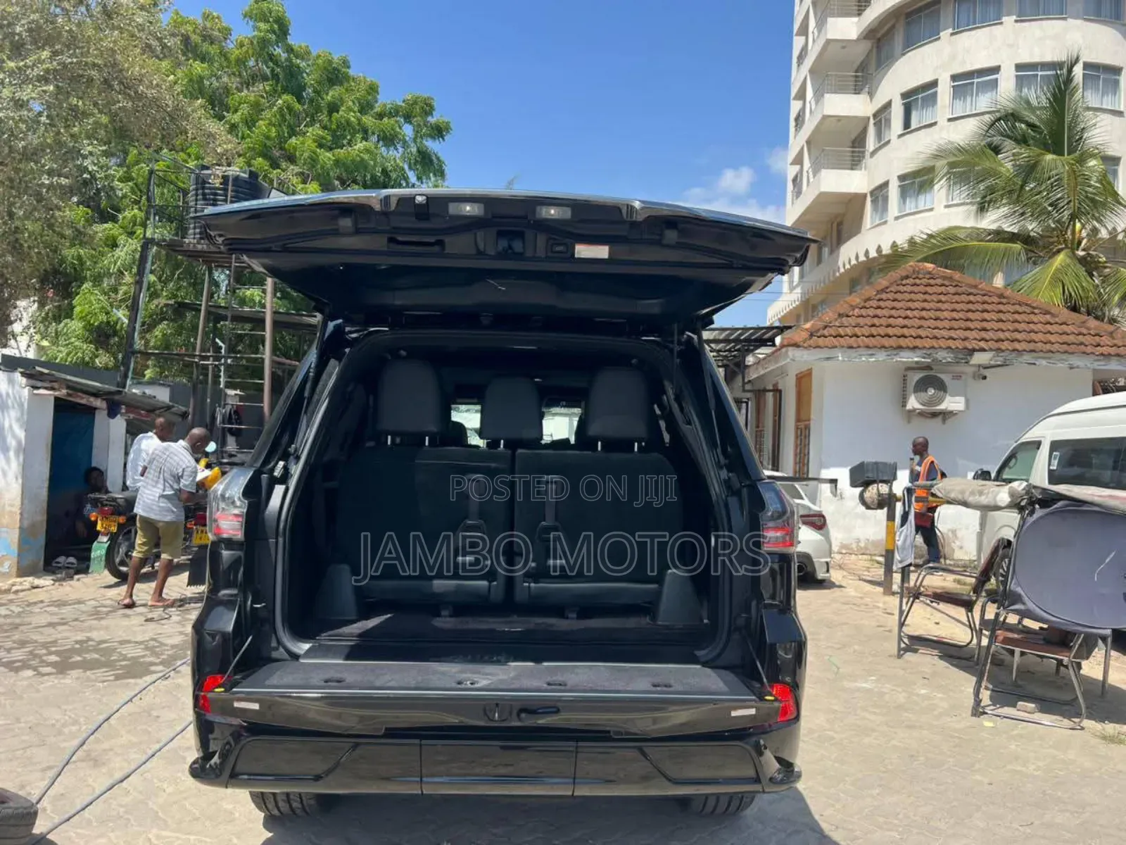 Lexus LX 570 AWD 2019 White