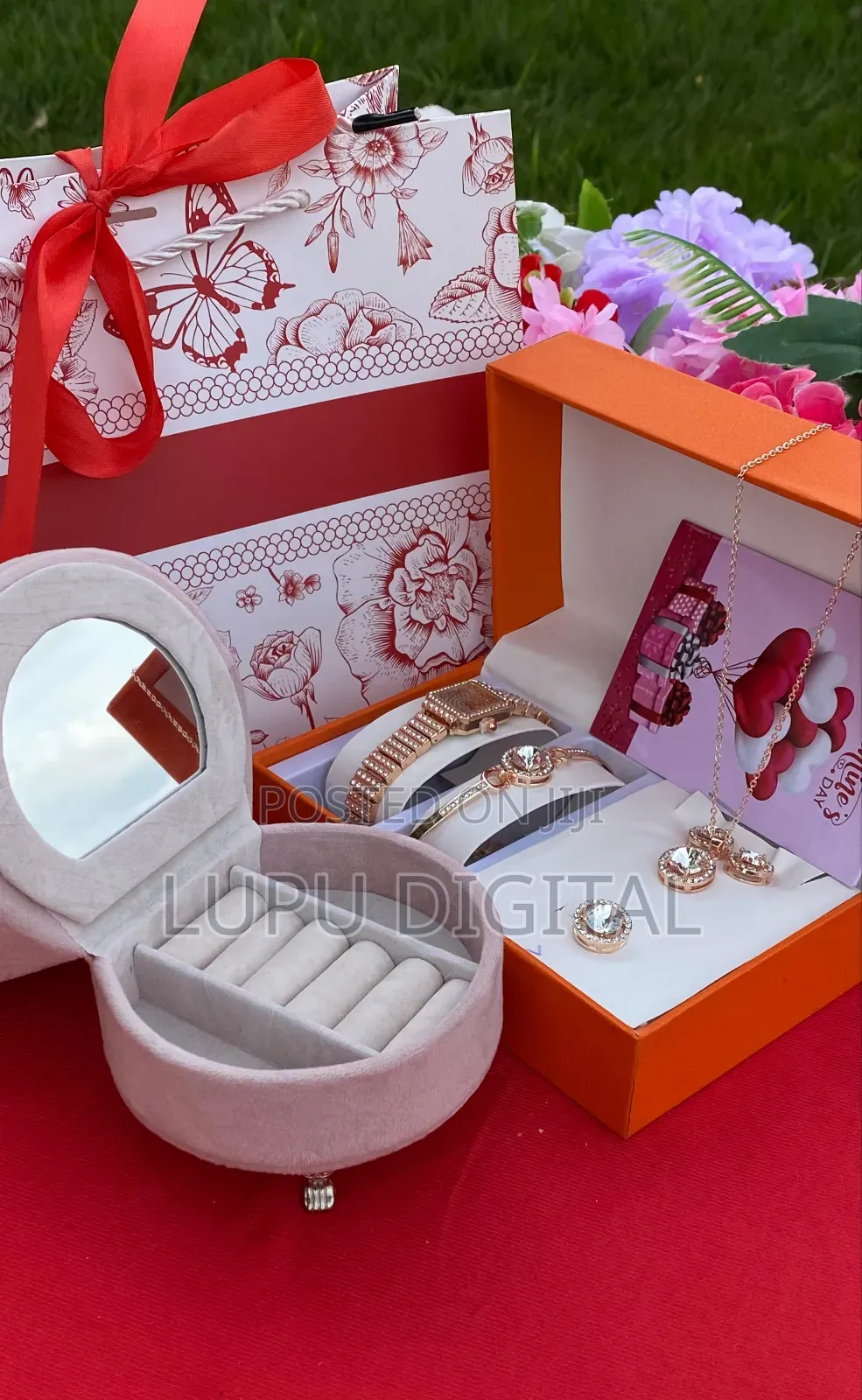 Gift Set
Mini Sofa Jewellery Organizer 
Card 
Gift Bag