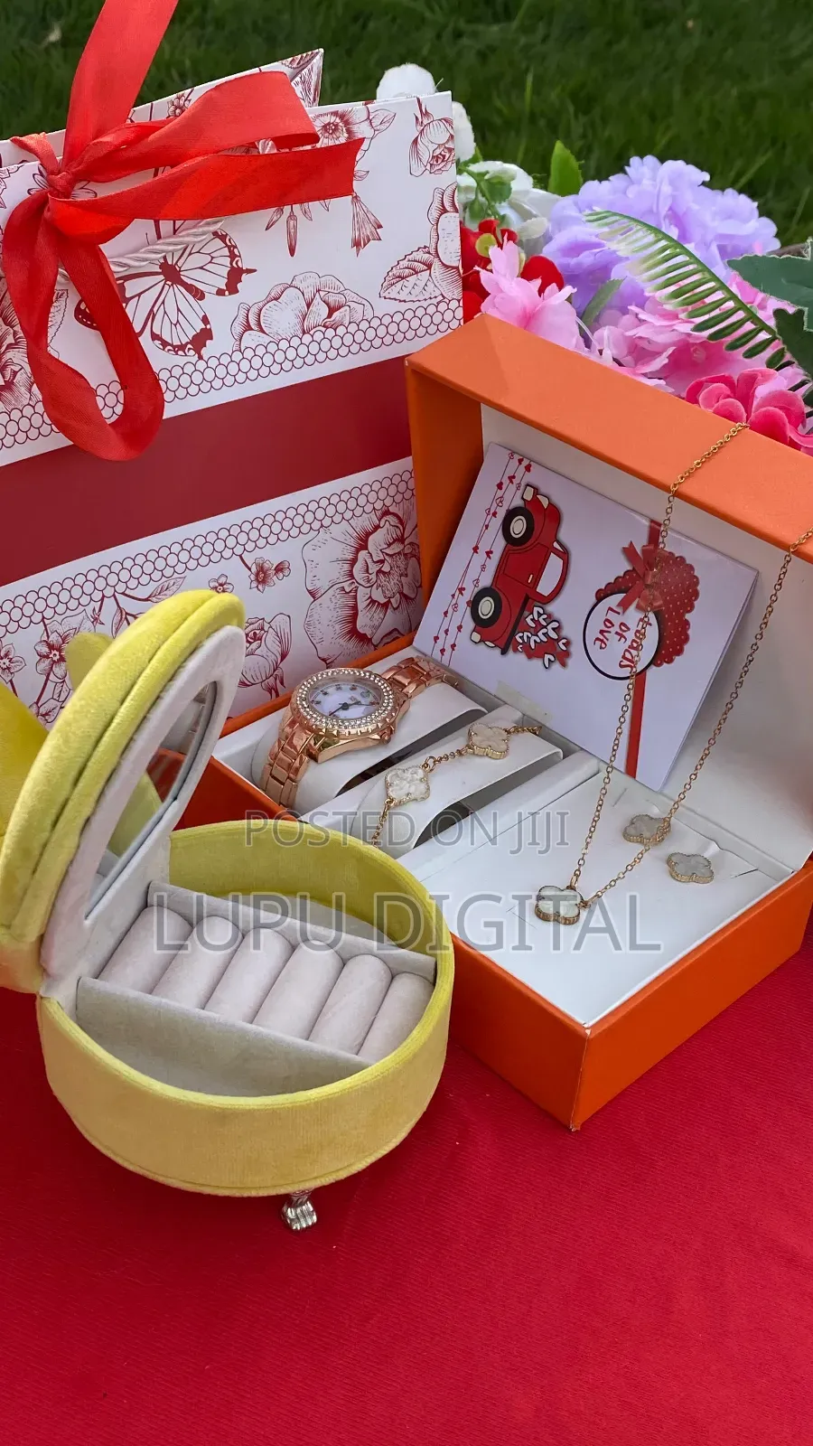 Gift Set
Mini Sofa Jewellery Organizer 
Card 
Gift Bag
