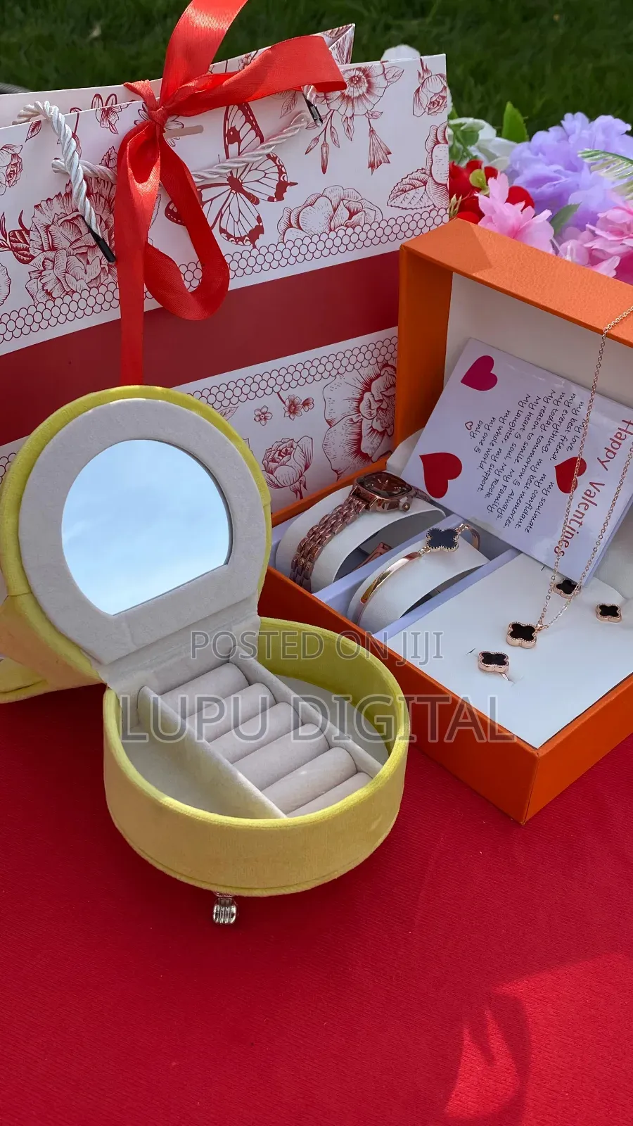 Gift Set
Mini Sofa Jewellery Organizer 
Card 
Gift Bag