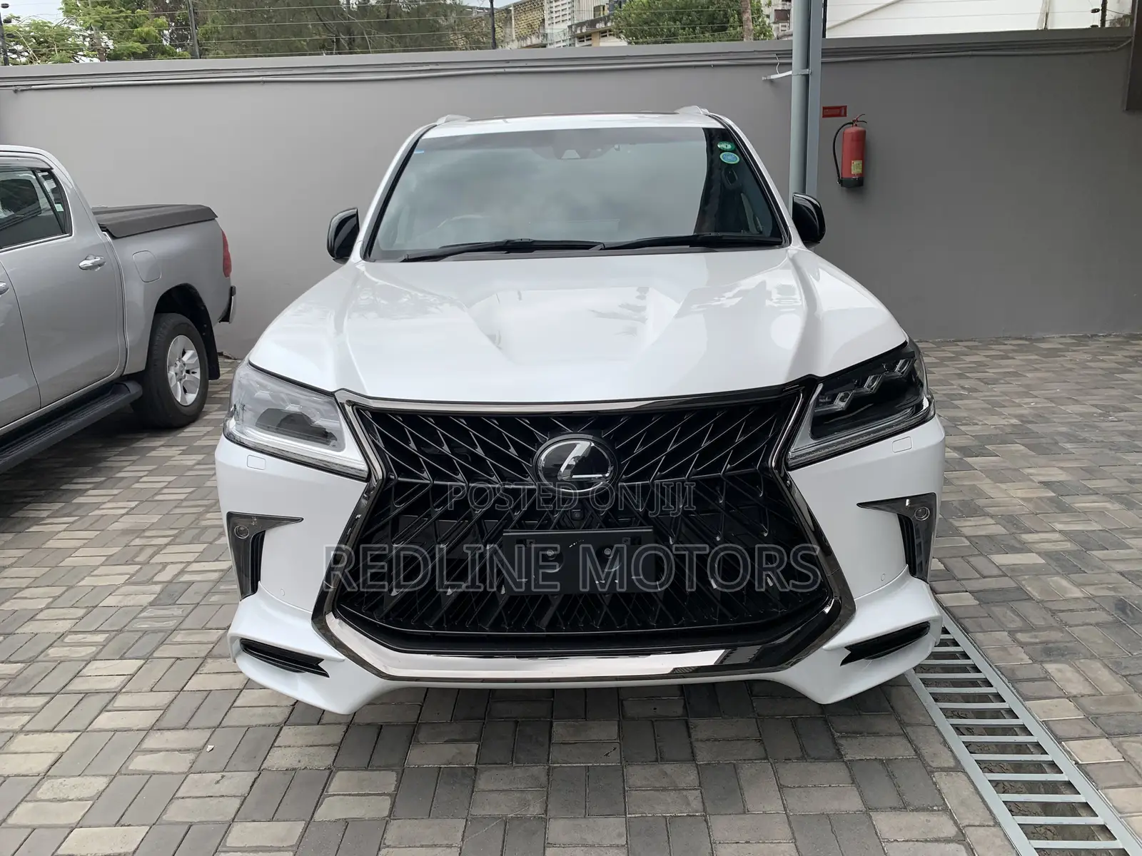 Lexus LX 570 AWD 2018 White
