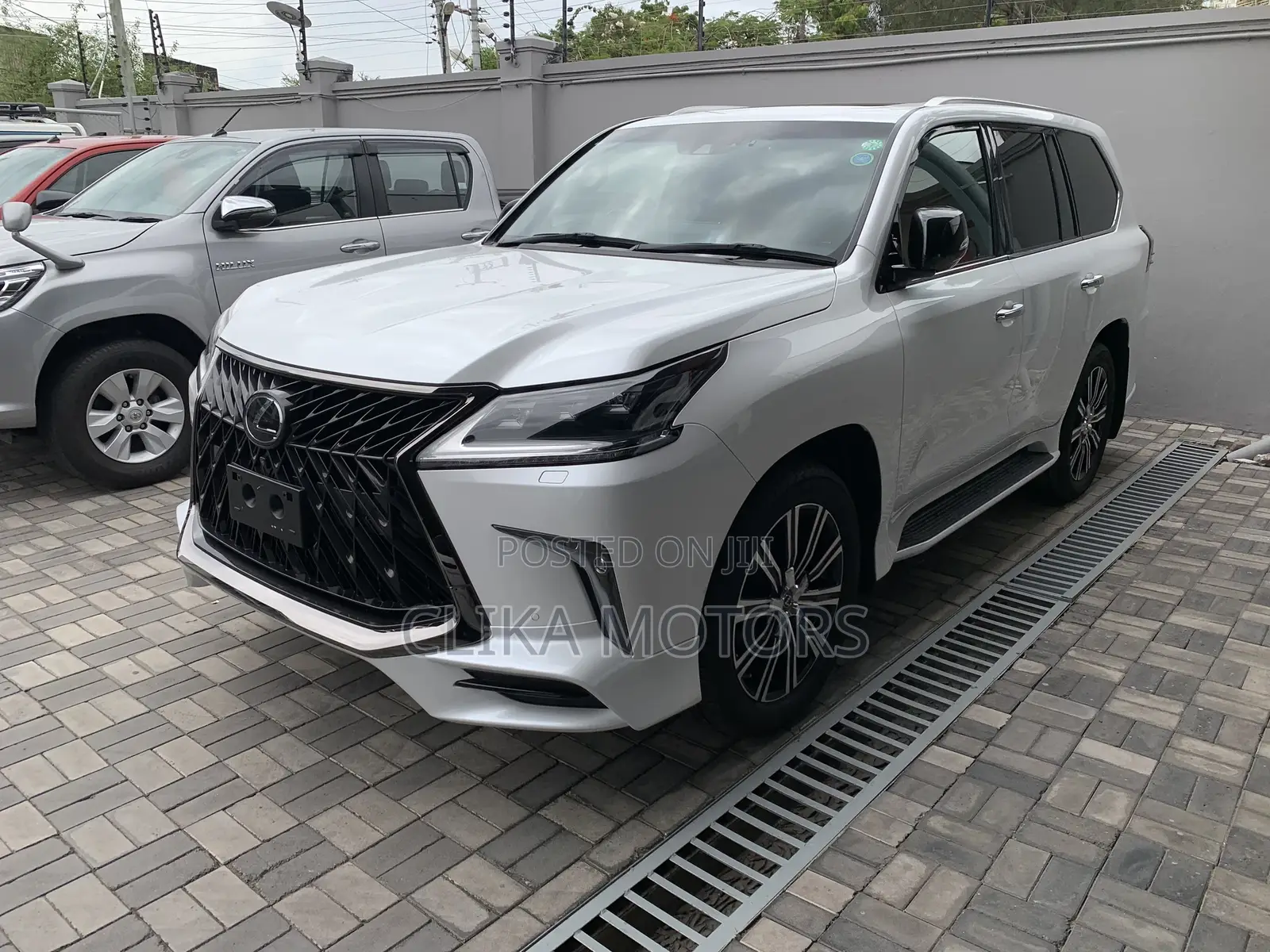 Lexus LX 570 AWD 2018 White