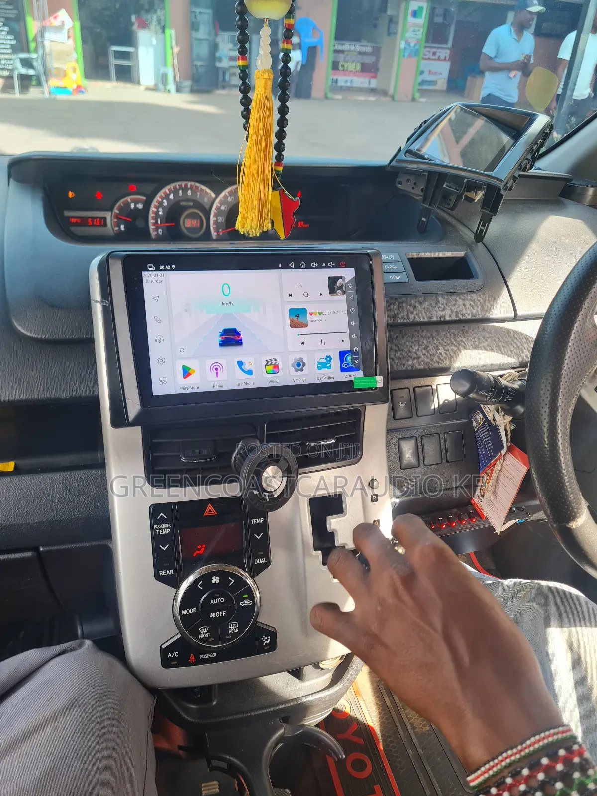 Toyota Voxy or Noah 2006_2013 Aftermarket Android Radio Plus Console