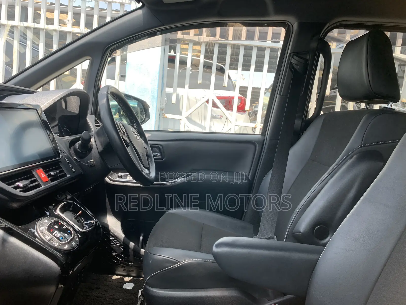 Toyota Noah 1.8 FWD Hybrid (7 seater) 2018 Black
