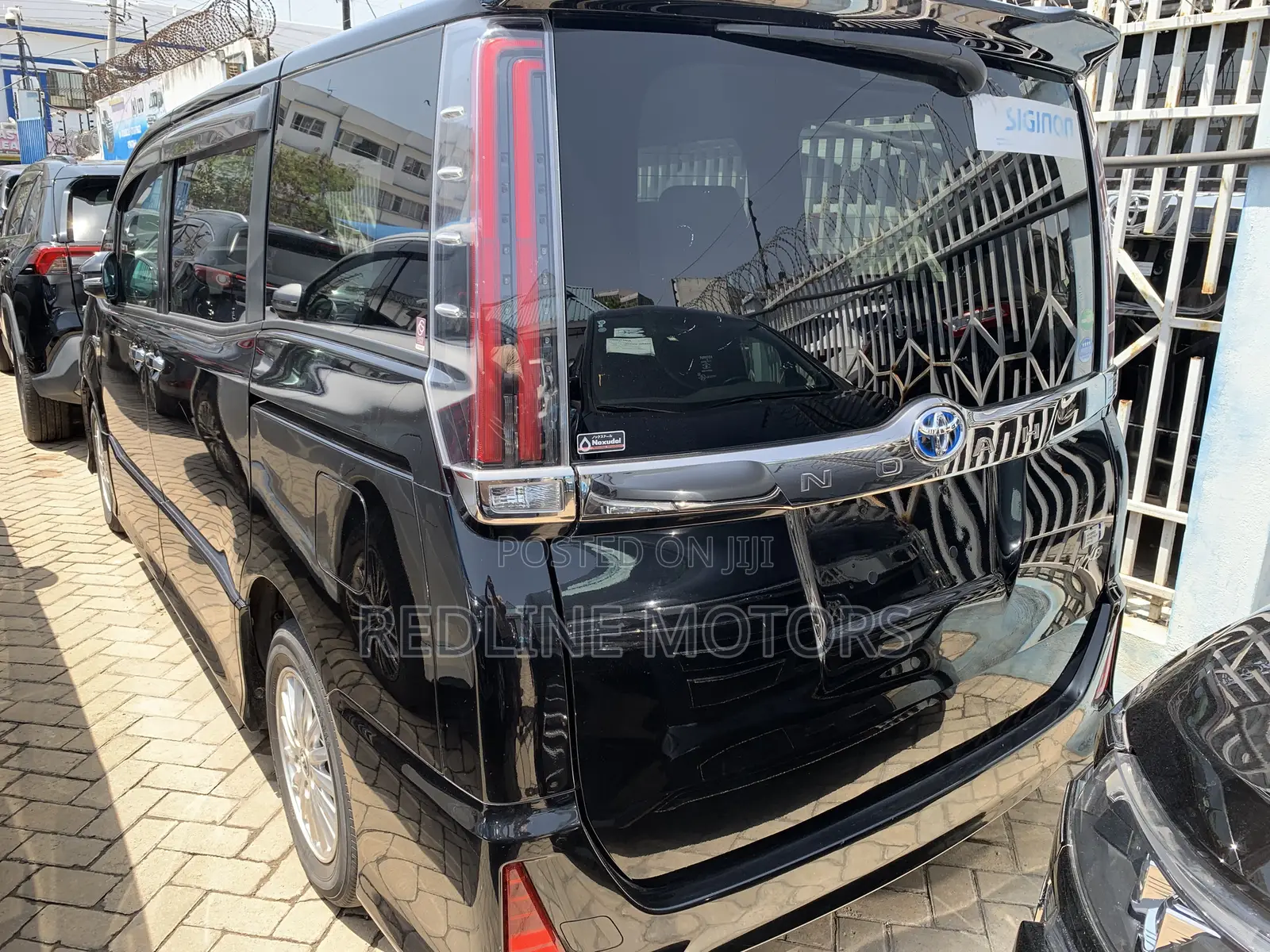 Toyota Noah 1.8 FWD Hybrid (7 seater) 2018 Black
