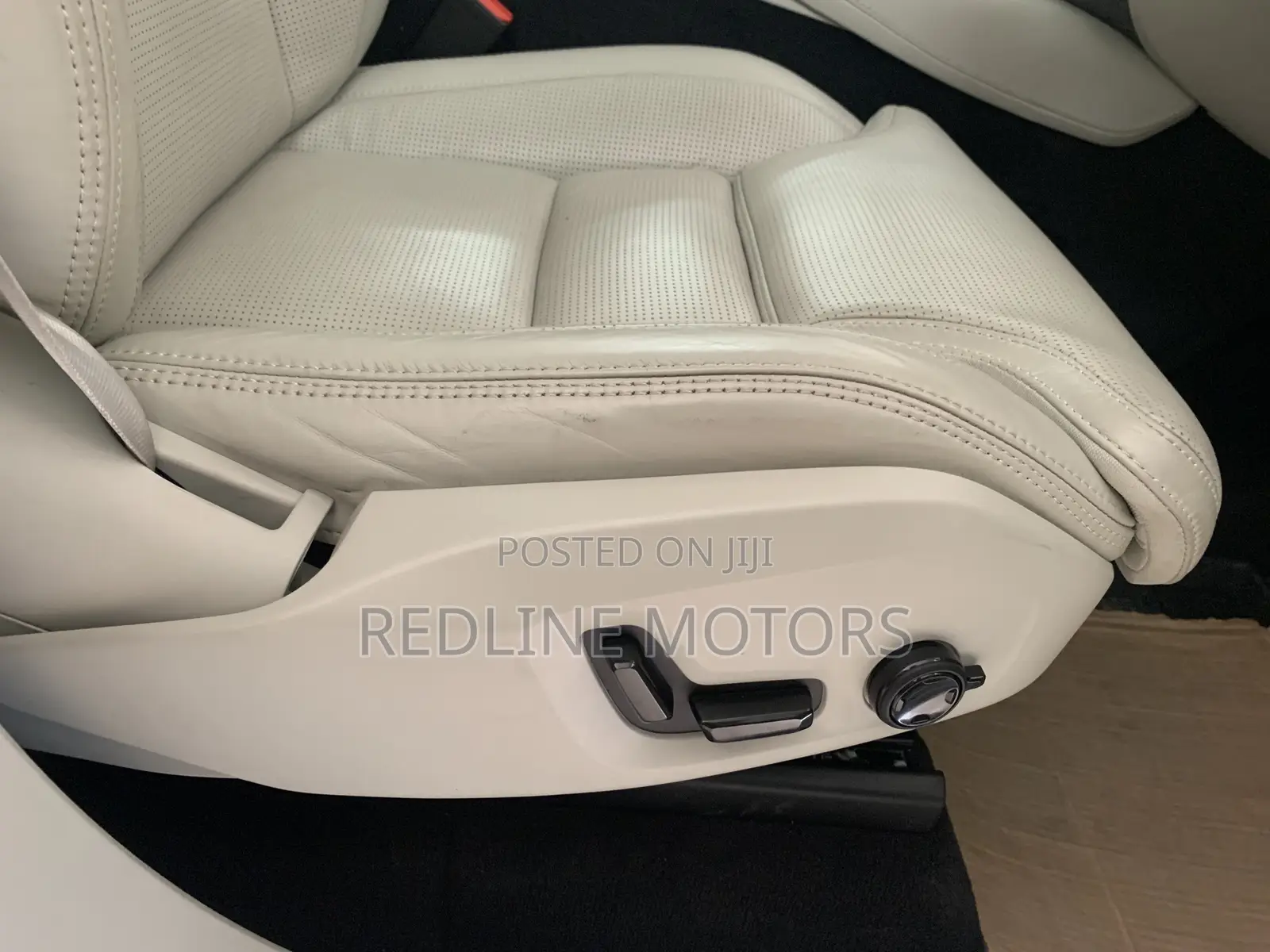 Volvo XC90 T6 Momentum 7 Passenger AWD 2020 Pearl
