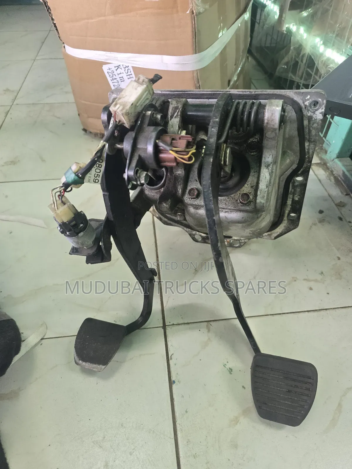 Isuzu Frr90 Brake and Clutch Pedal Assembly
