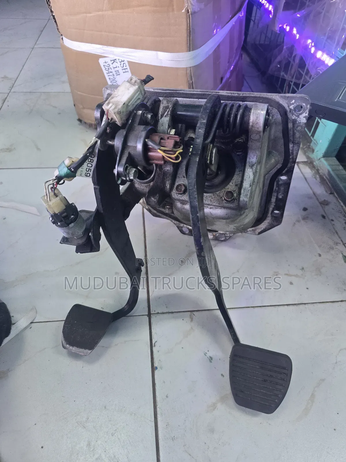Isuzu Frr90 Brake and Clutch Pedal Assembly