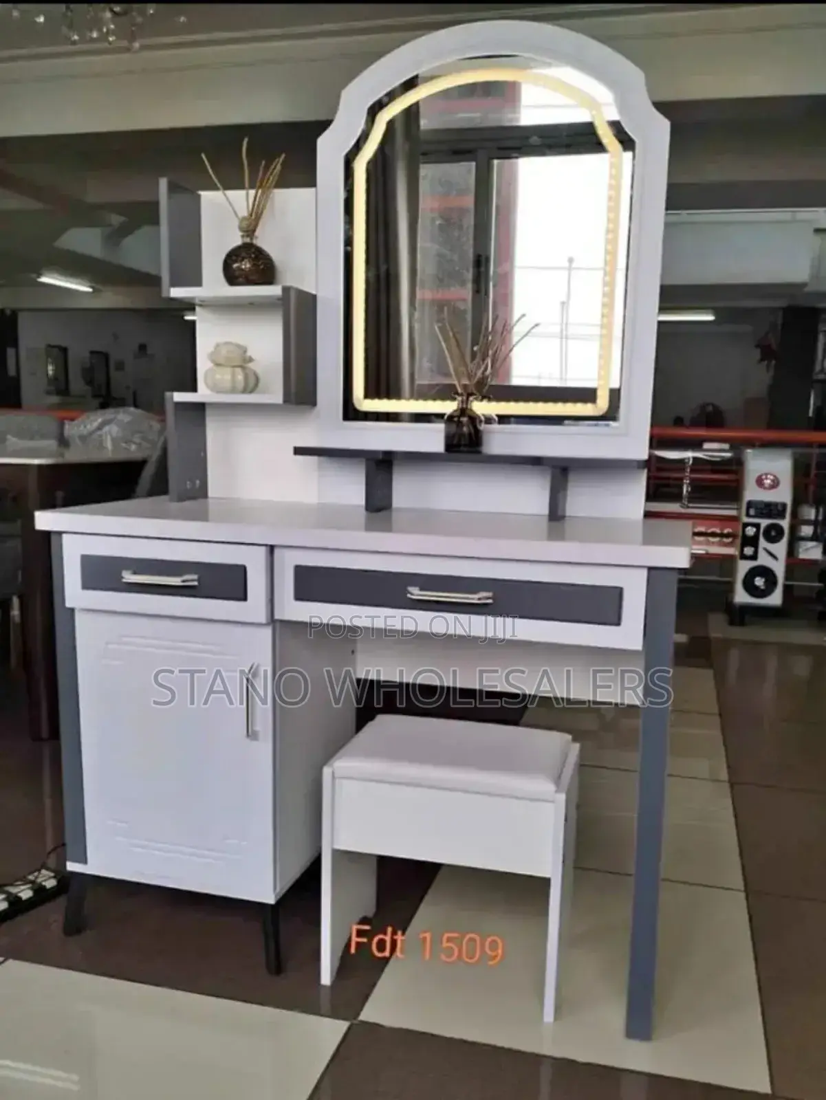 Designed Portable Dressing Table