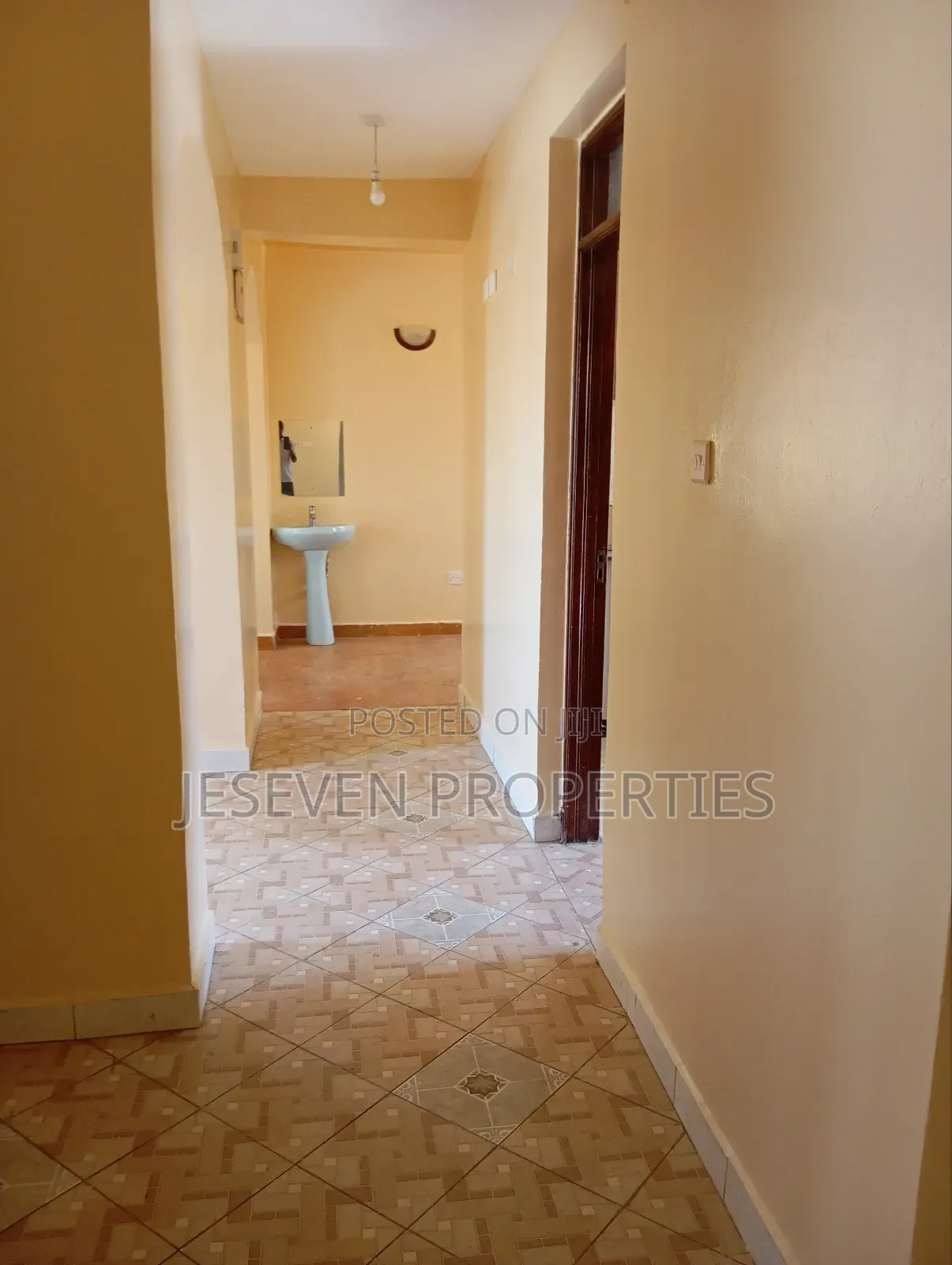 4bdrm Mansion in In A Gated Court, Gateway Mall Area for rent