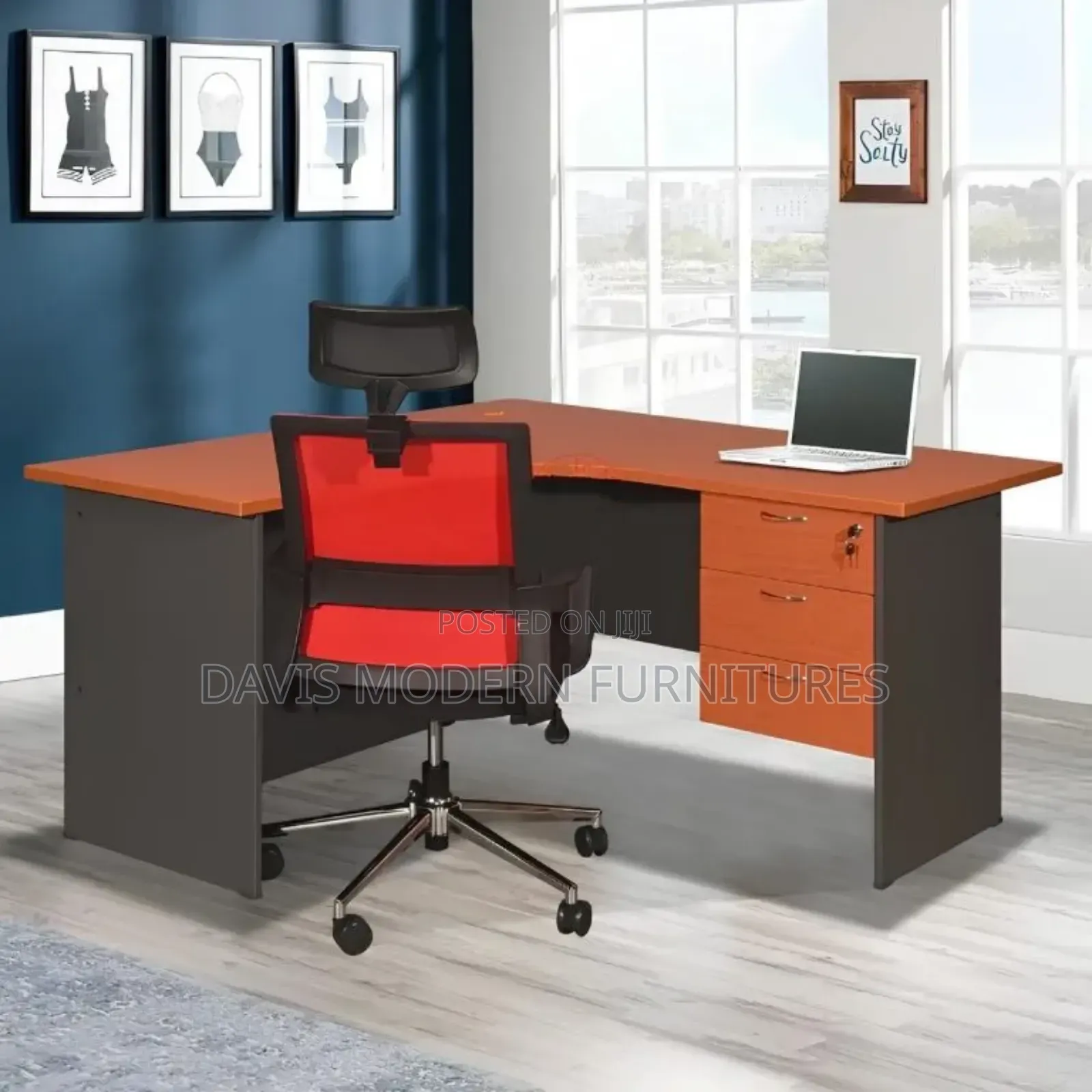 1.4 Curved Desk