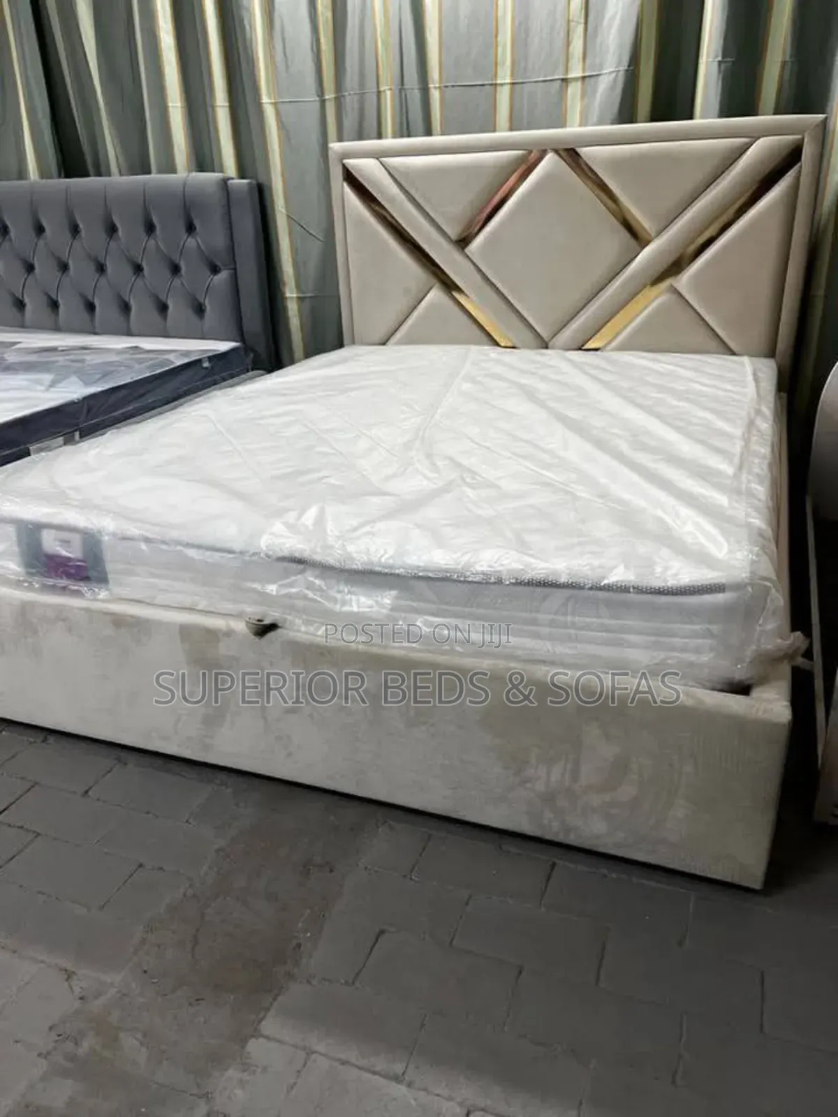 Cream Geometric Accent Bed Size 5 by 6