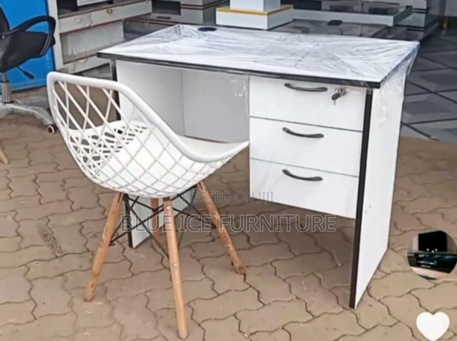 1 M Office Desk With Mesh Eames Chair